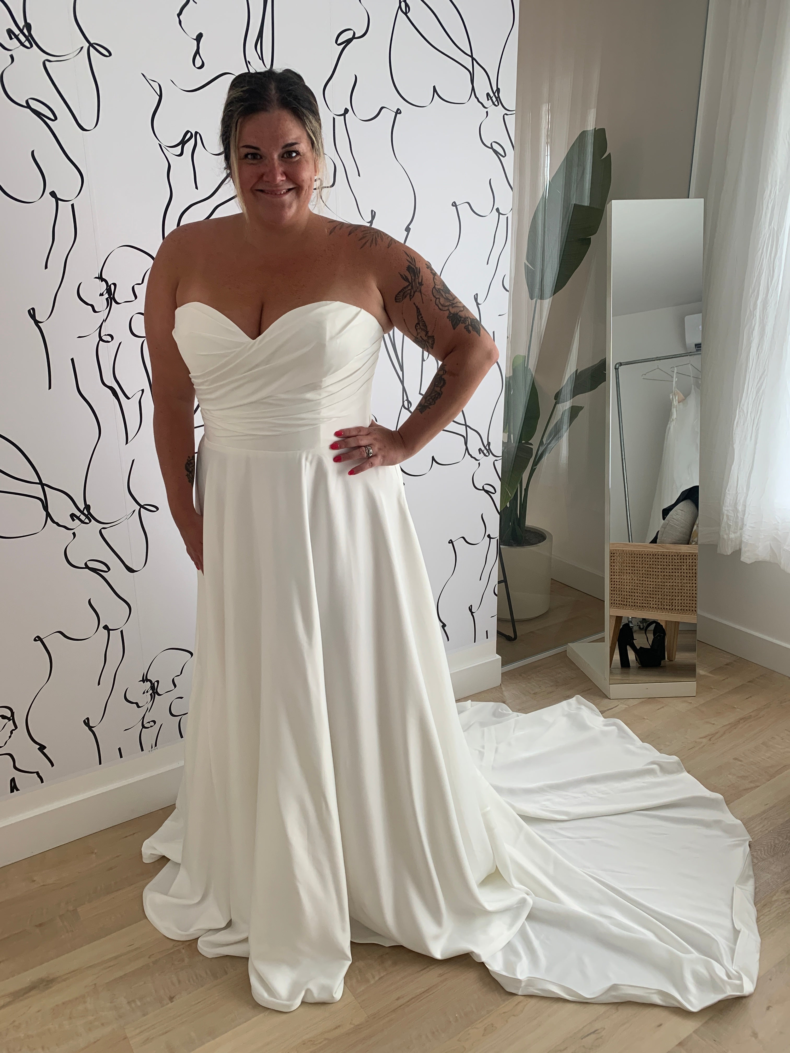 *EXCLUSIVITÉ* Lydia *taille plus* *échantillon taille 20* - robe de mariée moderne et classique à bustier en coeur avec jeu de plis en jersey *EXCLUSIVITÉ* Lydia *taille plus* *échantillon taille 20* - robe de mariée moderne et classique à bustier en coeur avec jeu de plis en jersey