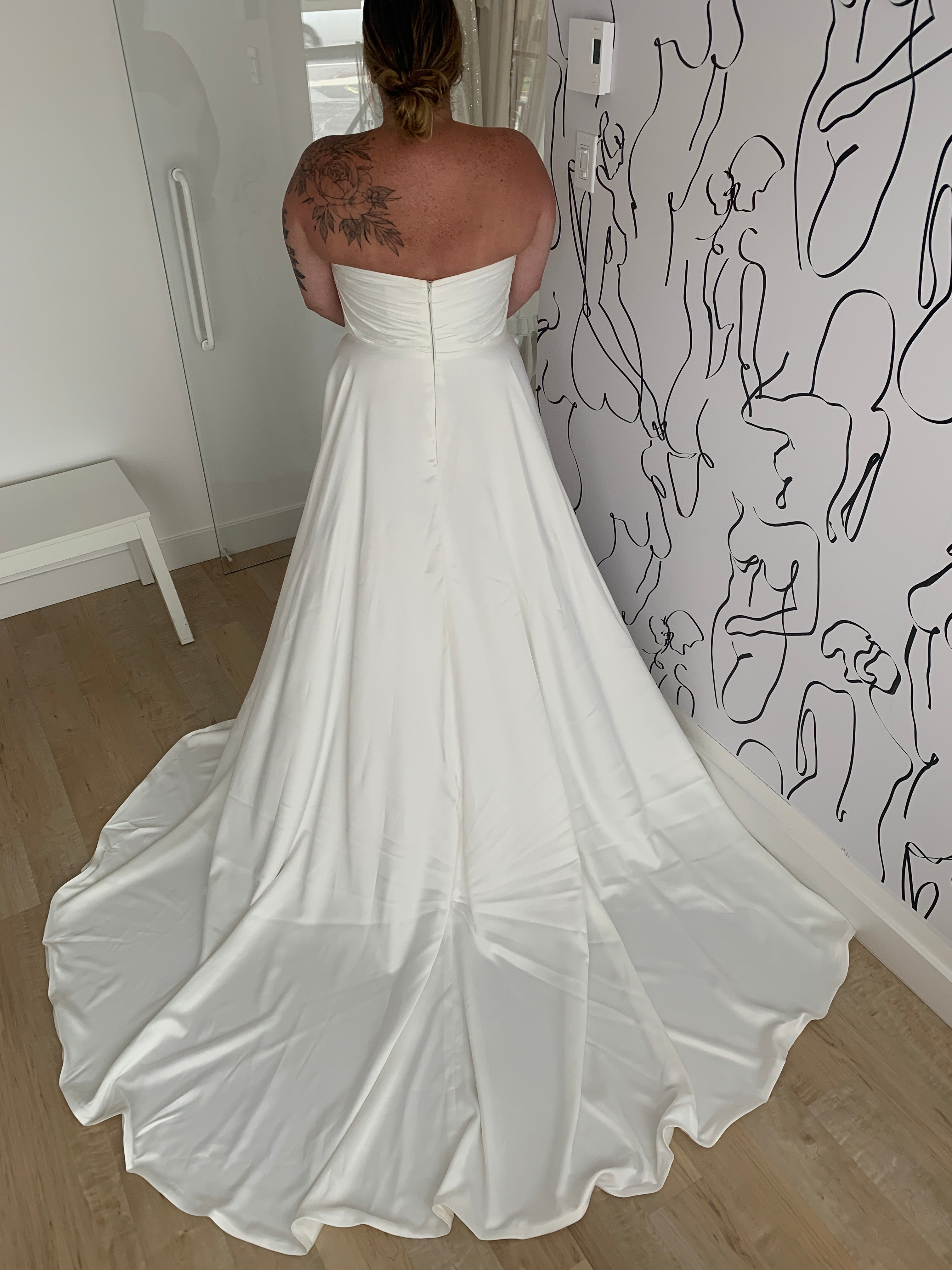 *EXCLUSIVITÉ* Lydia *taille plus* *échantillon taille 20* - robe de mariée moderne et classique à bustier en coeur avec jeu de plis en jersey *EXCLUSIVITÉ* Lydia *taille plus* *échantillon taille 20* - robe de mariée moderne et classique à bustier en coeur avec jeu de plis en jersey