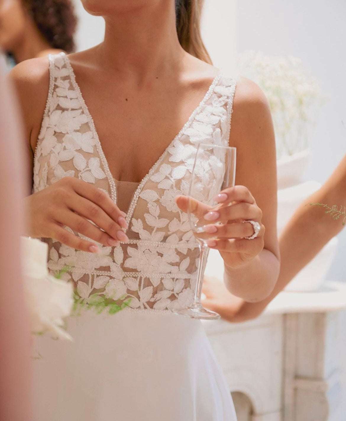 Molly *échantillon taille 26* - robe de mariée sans manches avec haut en V en dentelle de coton, jupe de chiffon et taille marquée Molly *échantillon taille 26* - robe de mariée sans manches avec haut en V en dentelle de coton, jupe de chiffon et taille marquée