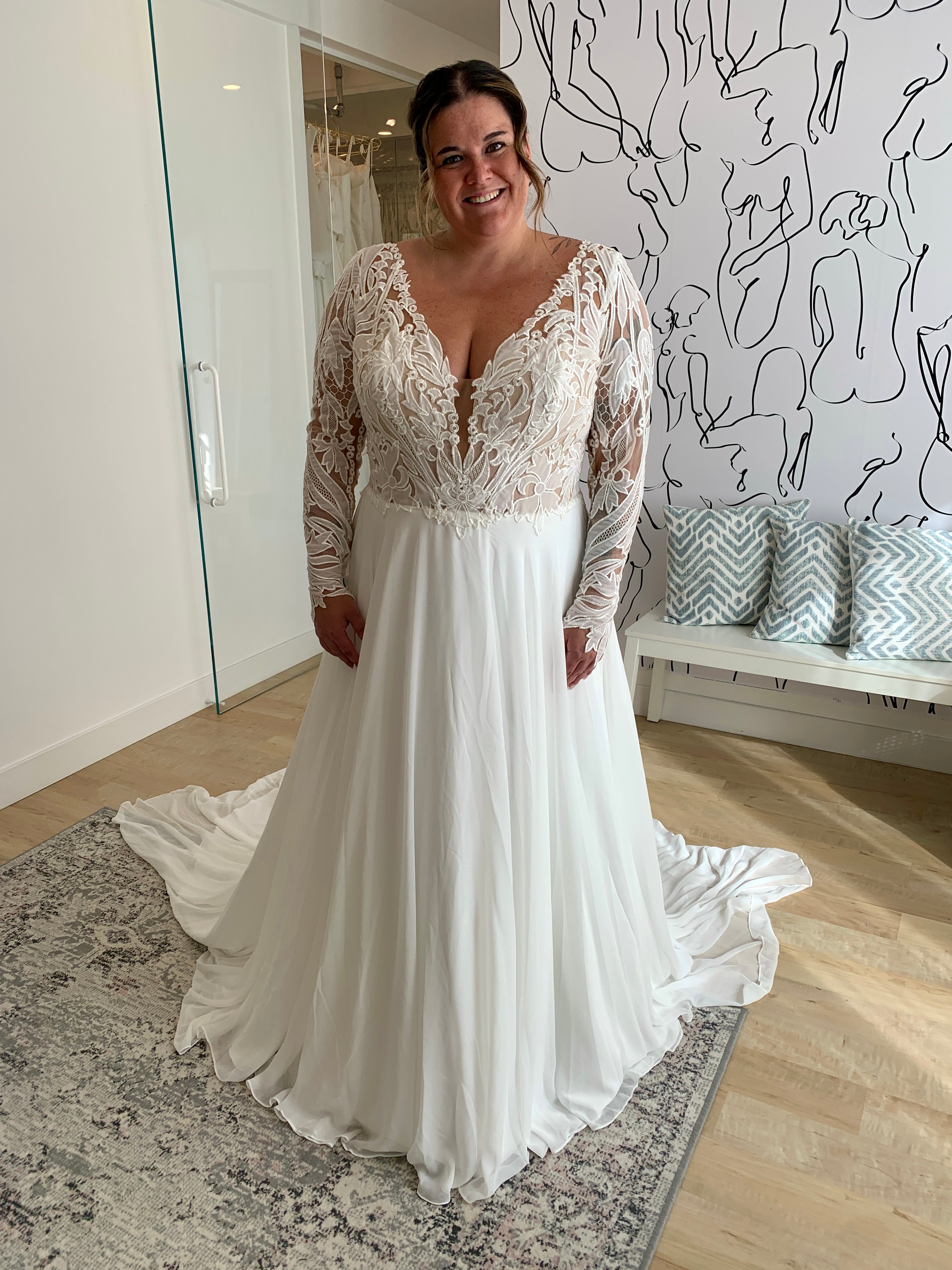 Edward *échantillon taille 14* - robe de mariée boho avec manches longues, dos ouvert en V et jupe de chiffon avec traîne AVEC finitions de dentelle Edward *échantillon taille 14* - robe de mariée boho avec manches longues, dos ouvert en V et jupe de chiffon avec traîne AVEC finitions de dentelle