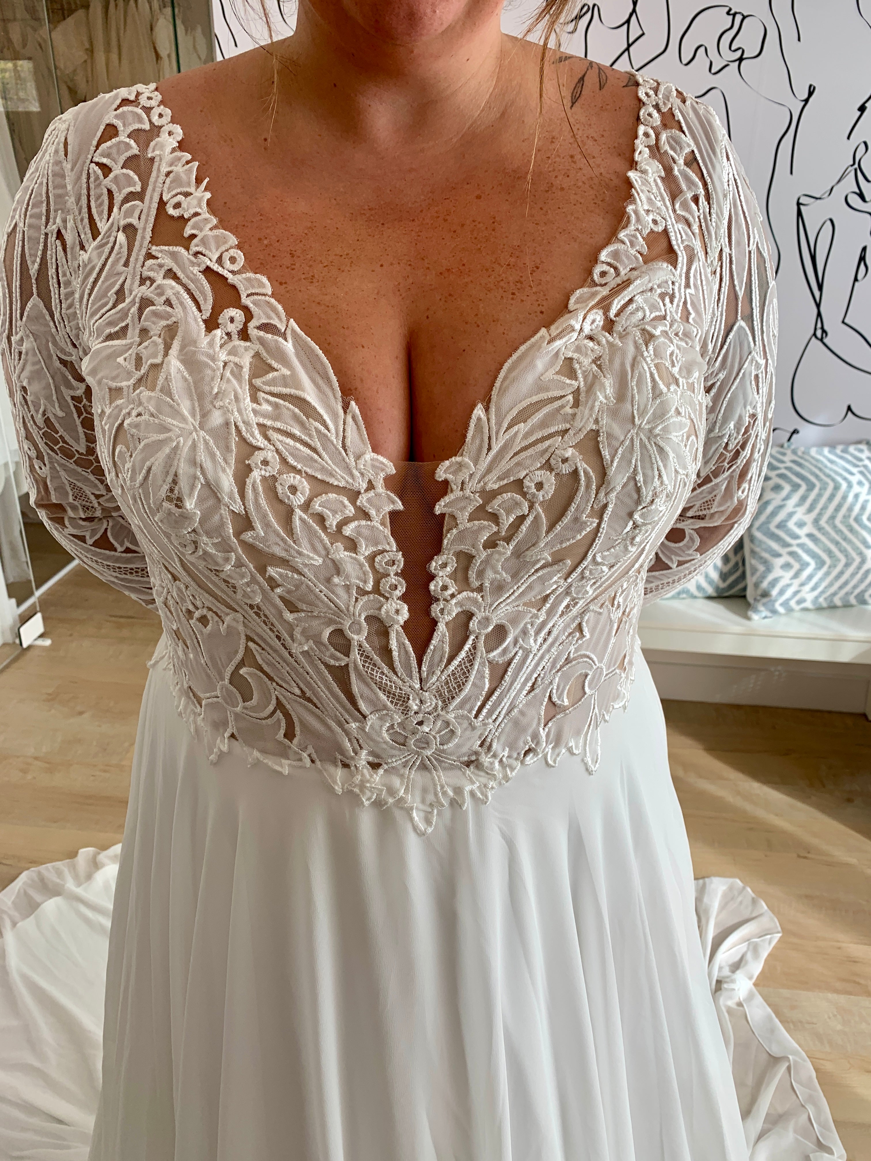 Edward *échantillon taille 14* - robe de mariée boho avec manches longues, dos ouvert en V et jupe de chiffon avec traîne AVEC finitions de dentelle Edward *échantillon taille 14* - robe de mariée boho avec manches longues, dos ouvert en V et jupe de chiffon avec traîne AVEC finitions de dentelle