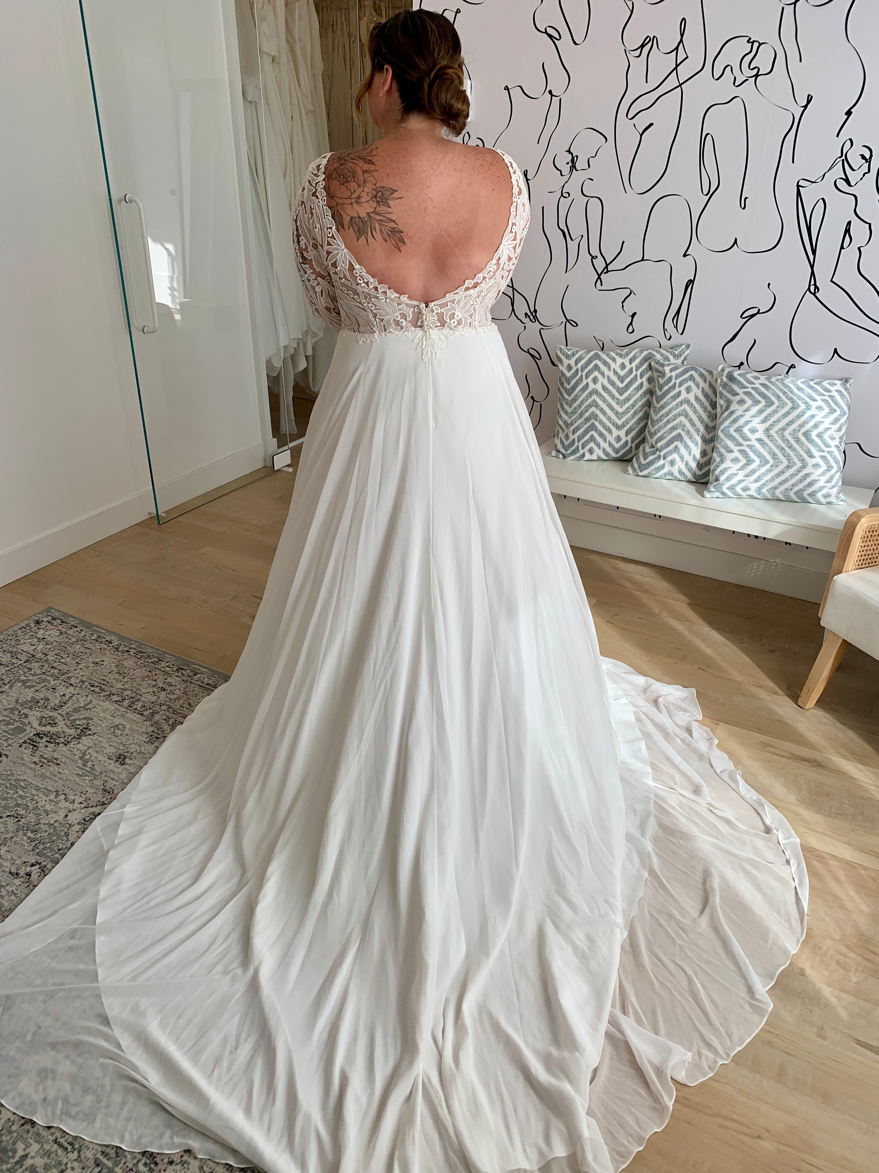 Edward *échantillon taille 14* - robe de mariée boho avec manches longues, dos ouvert en V et jupe de chiffon avec traîne AVEC finitions de dentelle Edward *échantillon taille 14* - robe de mariée boho avec manches longues, dos ouvert en V et jupe de chiffon avec traîne AVEC finitions de dentelle