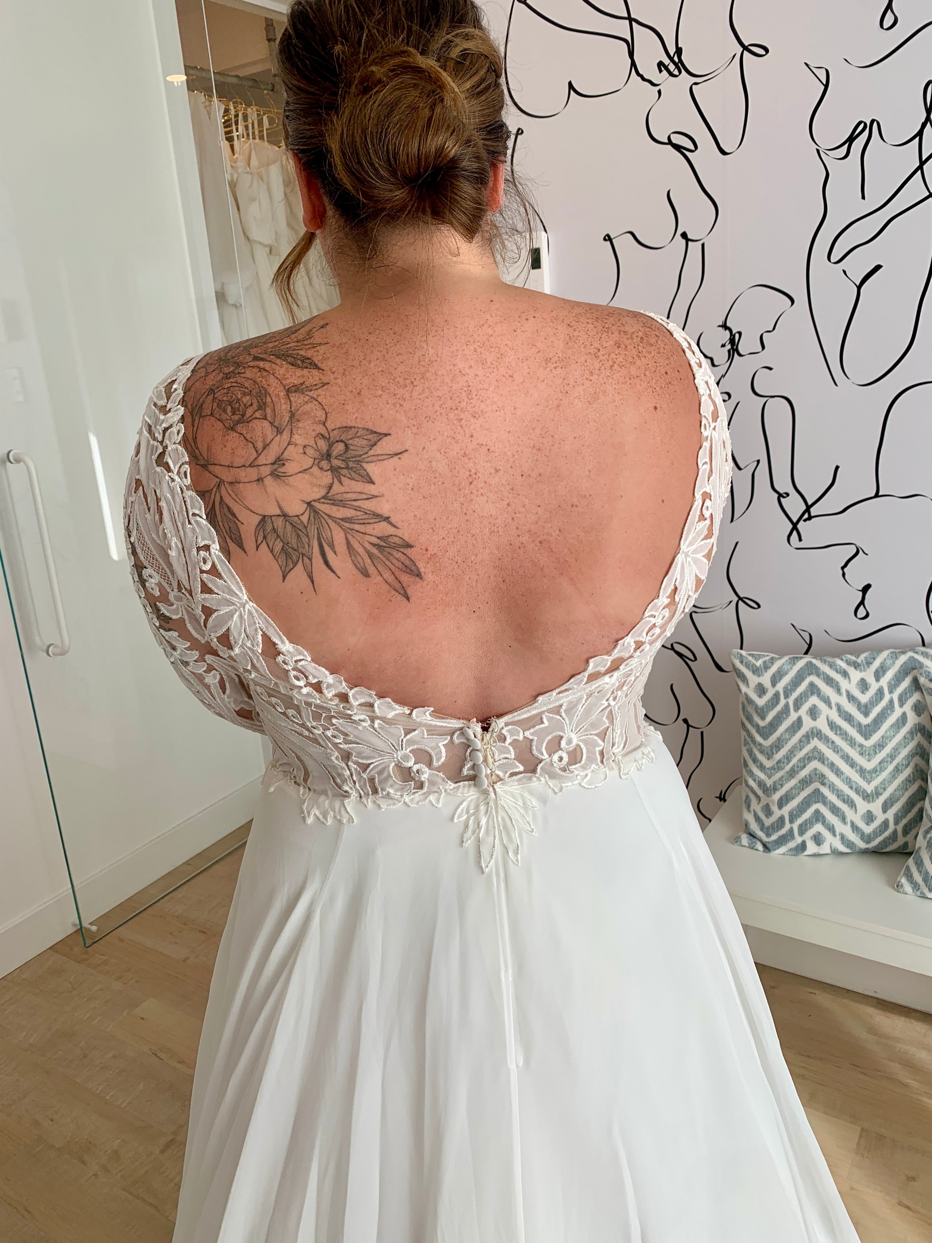 Edward *échantillon taille 14* - robe de mariée boho avec manches longues, dos ouvert en V et jupe de chiffon avec traîne AVEC finitions de dentelle Edward *échantillon taille 14* - robe de mariée boho avec manches longues, dos ouvert en V et jupe de chiffon avec traîne AVEC finitions de dentelle