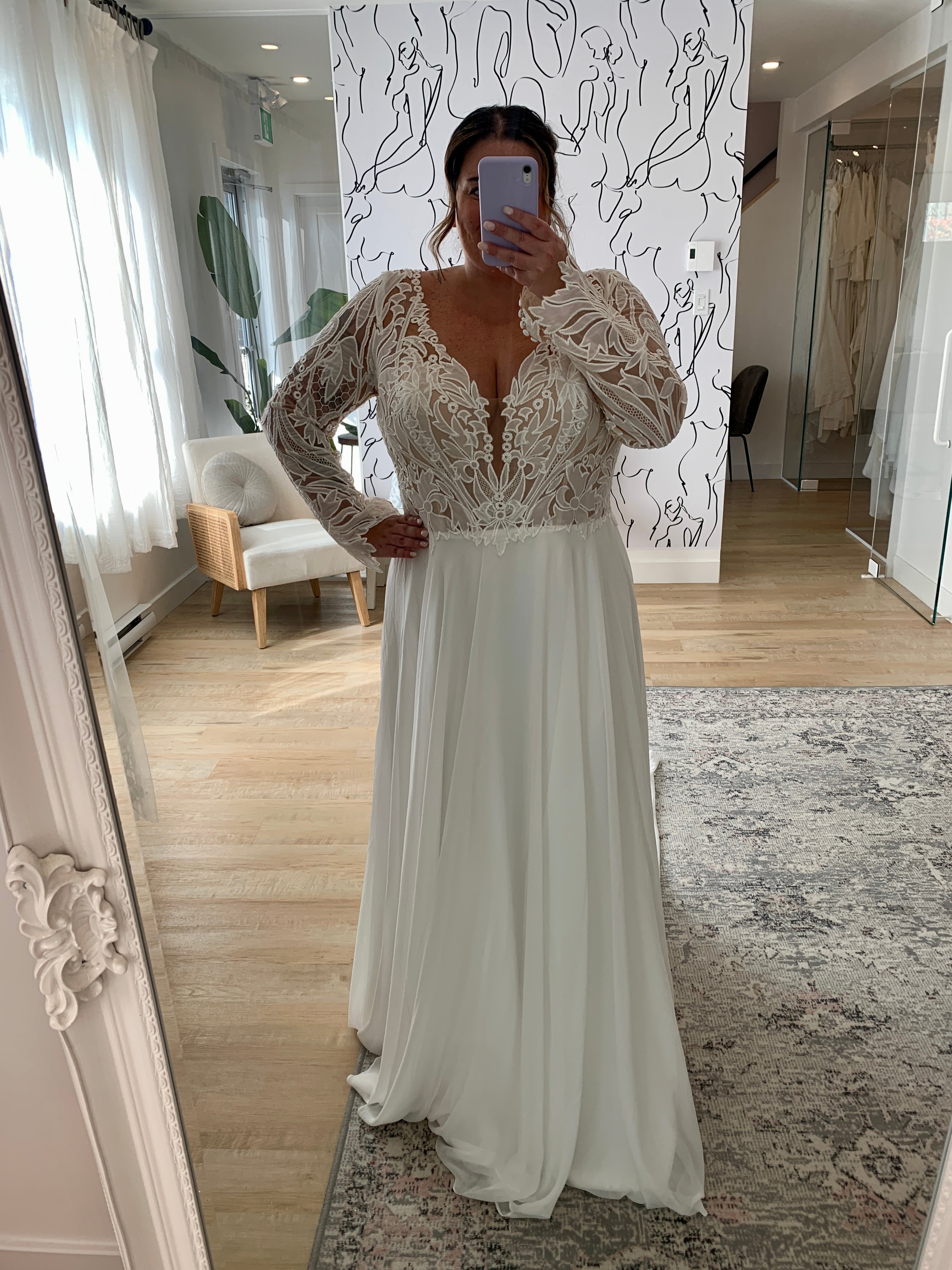 Edward *échantillon taille 14* - robe de mariée boho avec manches longues, dos ouvert en V et jupe de chiffon avec traîne AVEC finitions de dentelle Edward *échantillon taille 14* - robe de mariée boho avec manches longues, dos ouvert en V et jupe de chiffon avec traîne AVEC finitions de dentelle