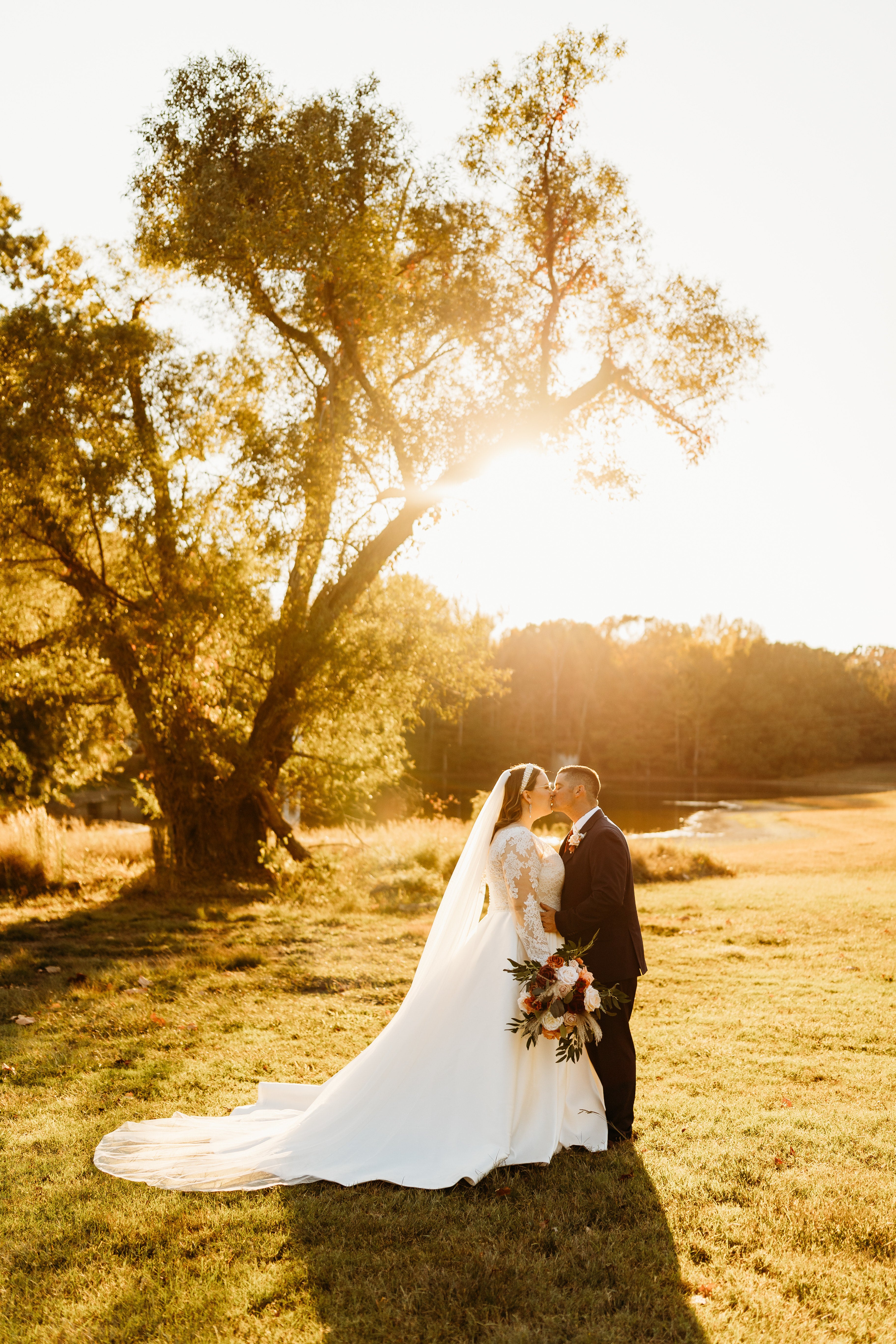 Carlyle - robe de mariée classique à décolleté plongeant illusion en dentelle et manches longues Carlyle - robe de mariée classique à décolleté plongeant illusion en dentelle et manches longues