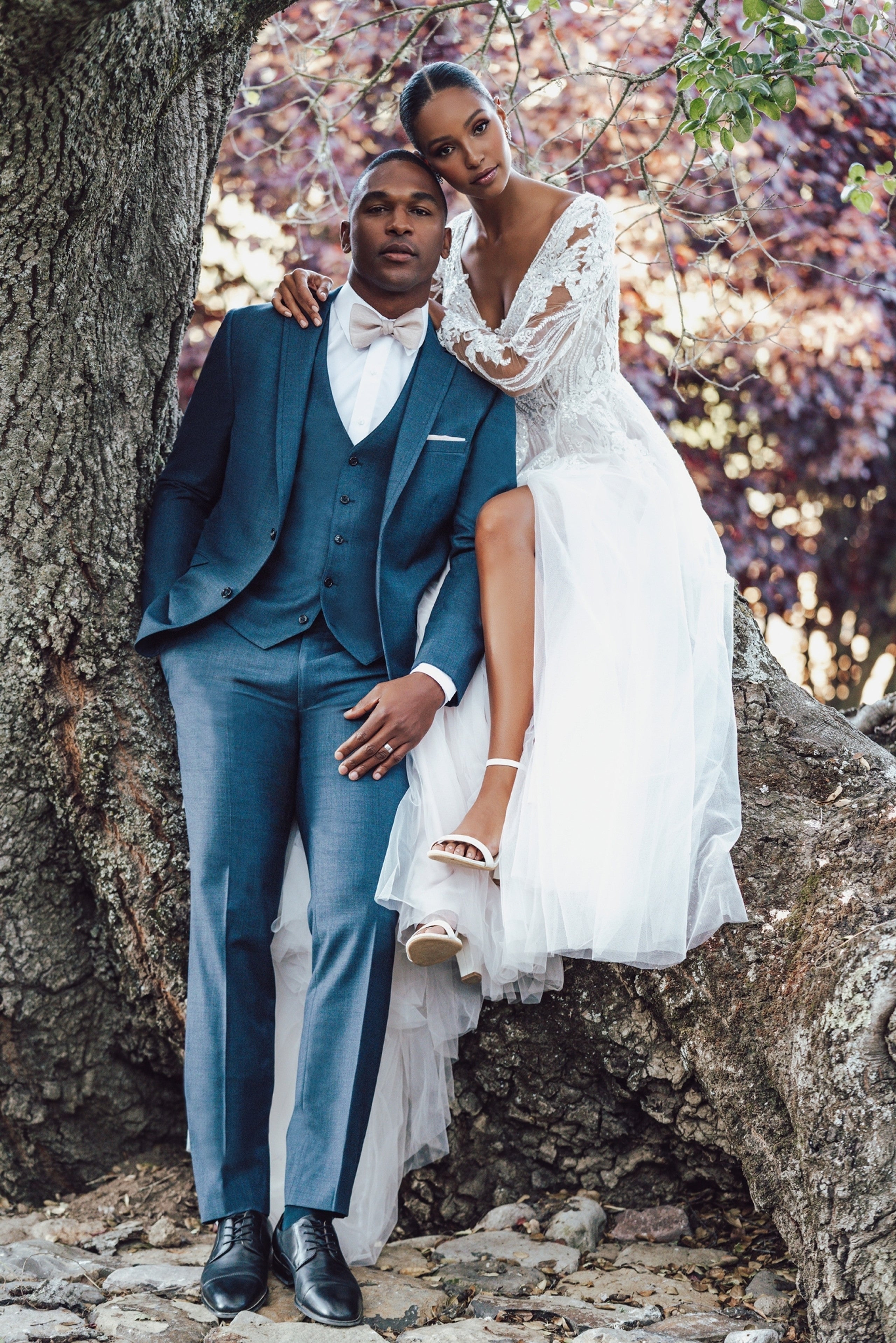 Brenda *échantlillon taille 8* - robe de mariée glam à décolleté plongeant illusion en dentelle et manches longues Brenda *échantlillon taille 8* - robe de mariée glam à décolleté plongeant illusion en dentelle et manches longues