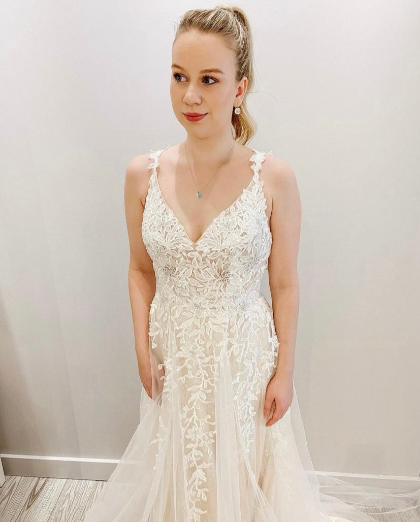 River *échantillon taille 8* - robe de mariée ligne A avec bretelles en dentelle River *échantillon taille 8* - robe de mariée ligne A avec bretelles en dentelle