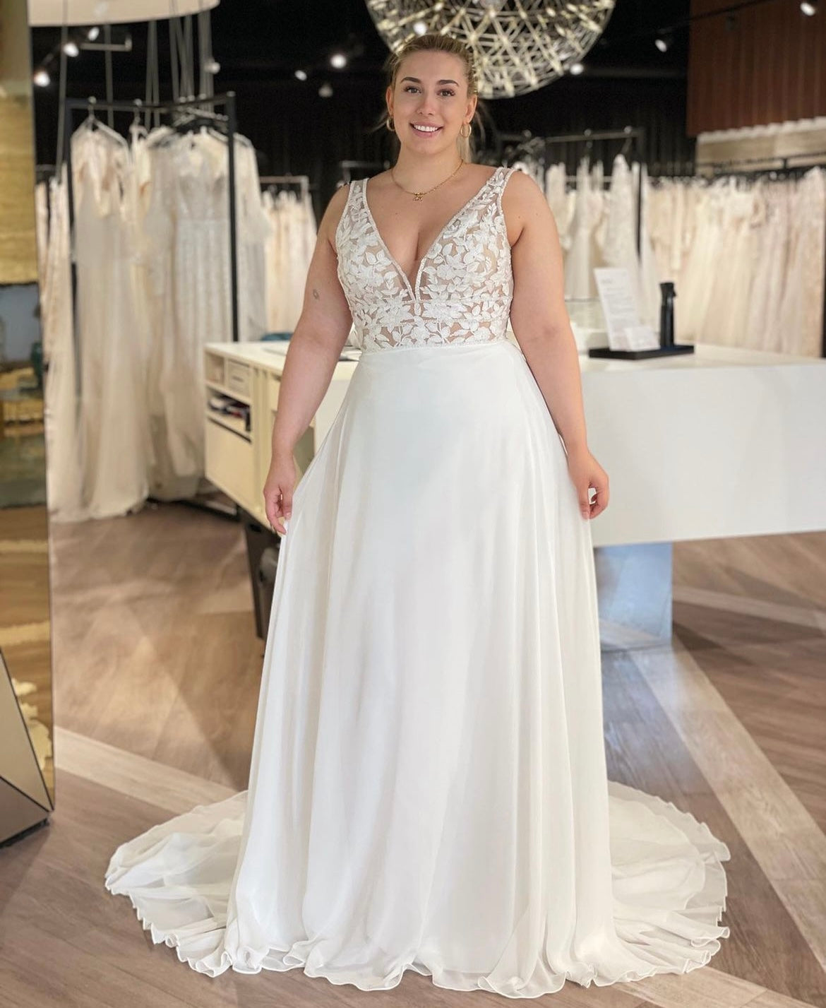 Molly *échantillon taille 26* - robe de mariée sans manches avec haut en V en dentelle de coton, jupe de chiffon et taille marquée Molly *échantillon taille 26* - robe de mariée sans manches avec haut en V en dentelle de coton, jupe de chiffon et taille marquée