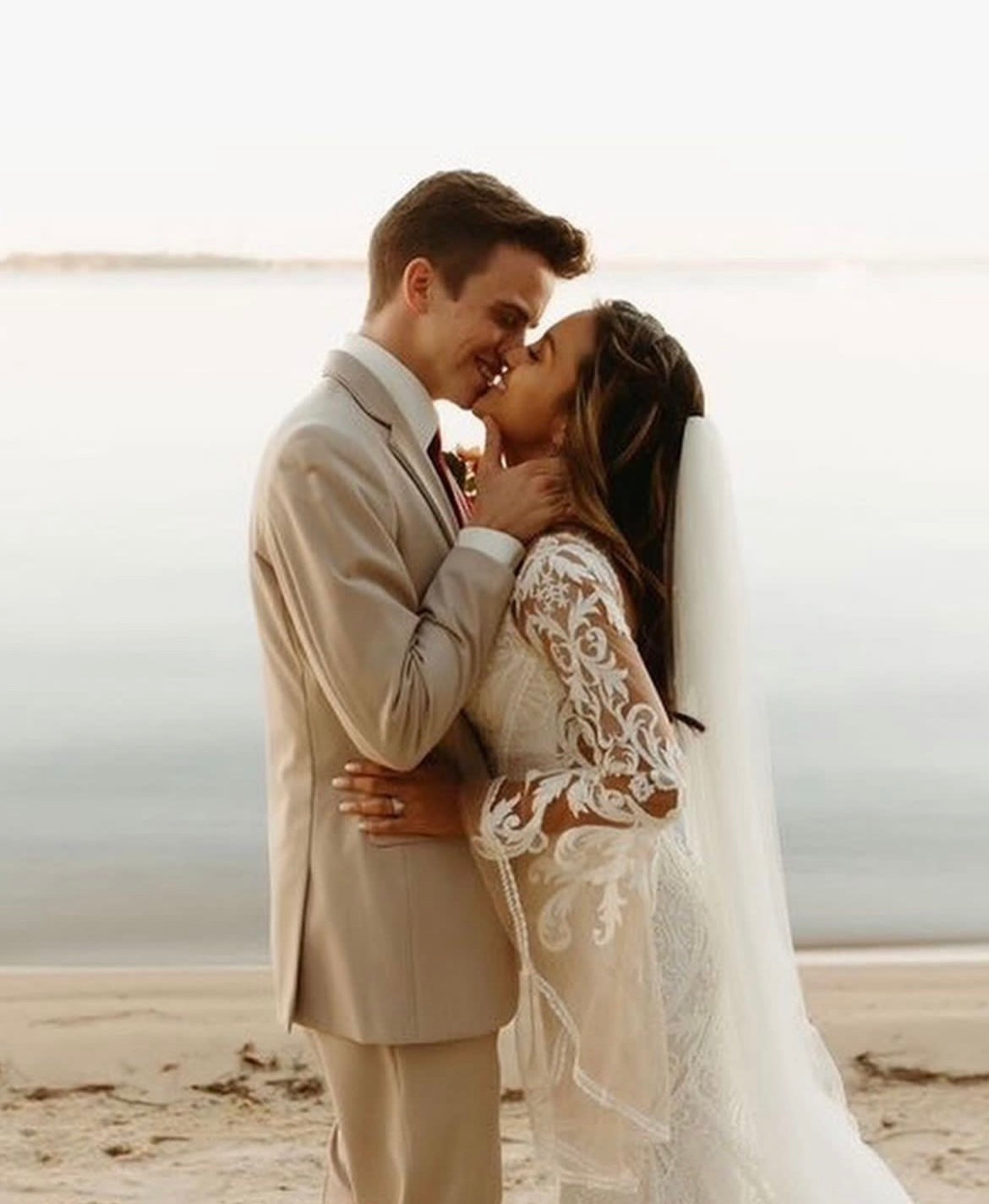 Wilson - robe de mariée boho ajustée en dentelle avec manches cloches en tulle léger et dos ouvert Wilson - robe de mariée boho ajustée en dentelle avec manches cloches en tulle léger et dos ouvert