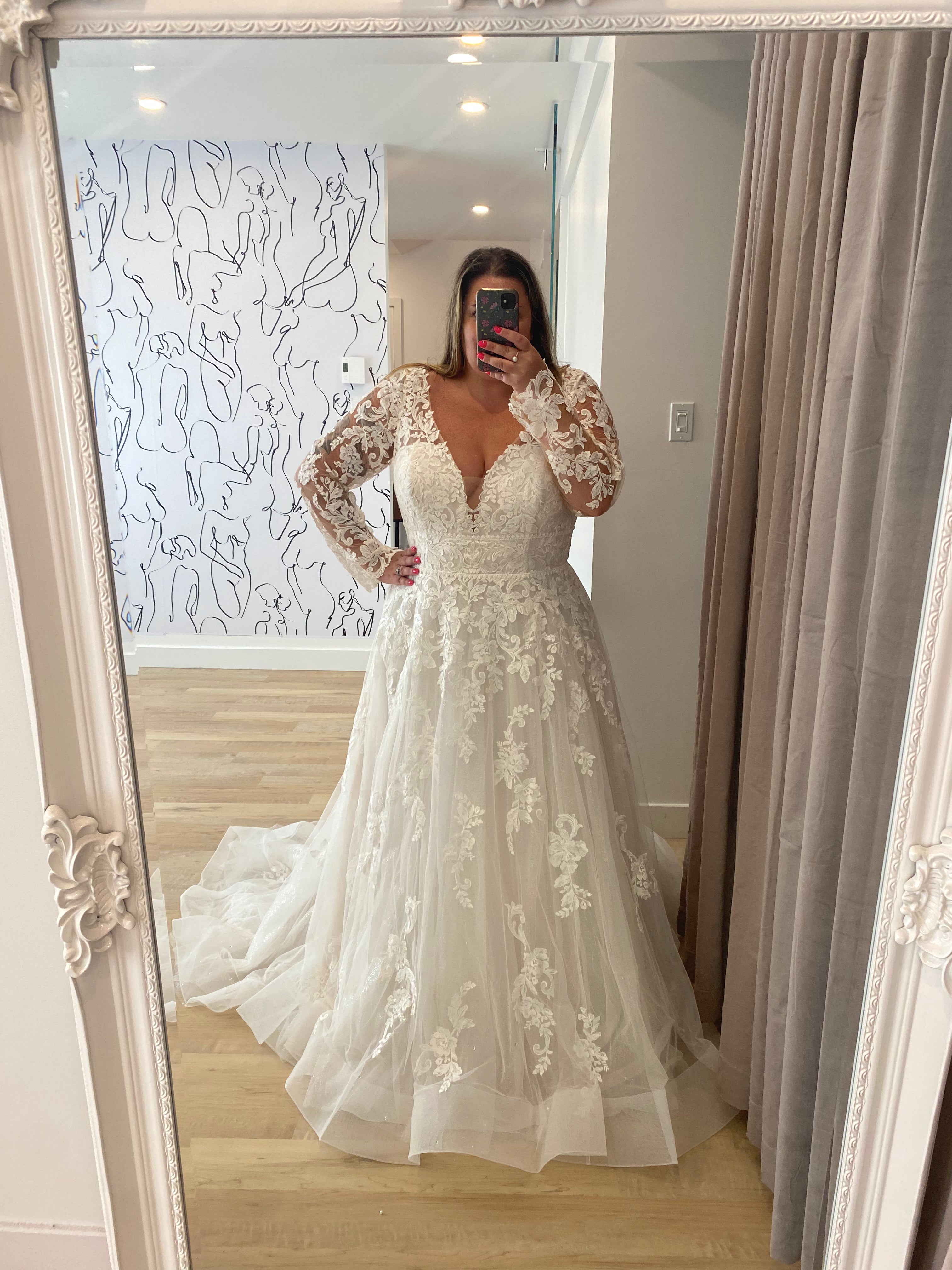Fay *taille plus* - robe de mariée boho ligne A avec dentelle brillante et manches longues amovibles Fay *taille plus* - robe de mariée boho ligne A avec dentelle brillante et manches longues amovibles