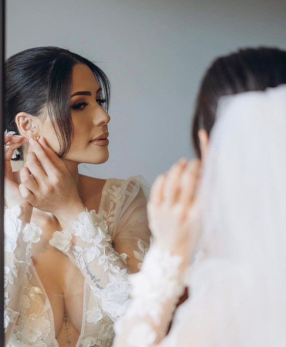 Glynis- robe de mariée en tulle avec dentelle 3D, décolleté plongeant et manches longues Glynis- robe de mariée en tulle avec dentelle 3D, décolleté plongeant et manches longues