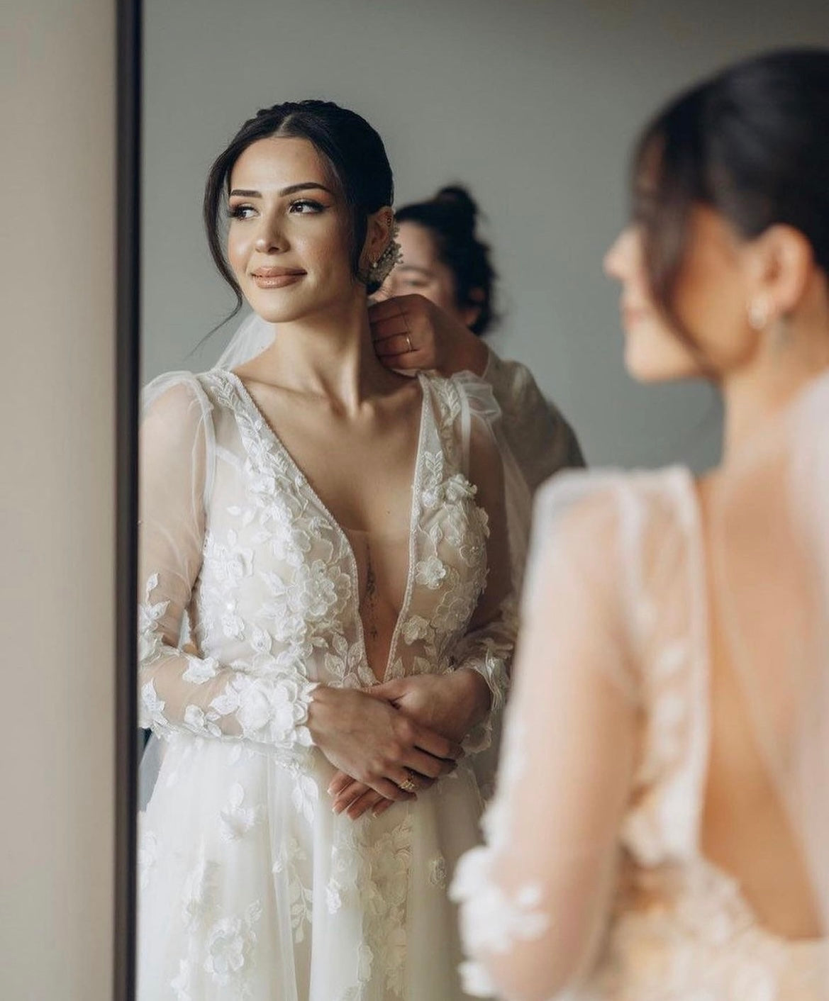 Glynis- robe de mariée en tulle avec dentelle 3D, décolleté plongeant et manches longues Glynis- robe de mariée en tulle avec dentelle 3D, décolleté plongeant et manches longues