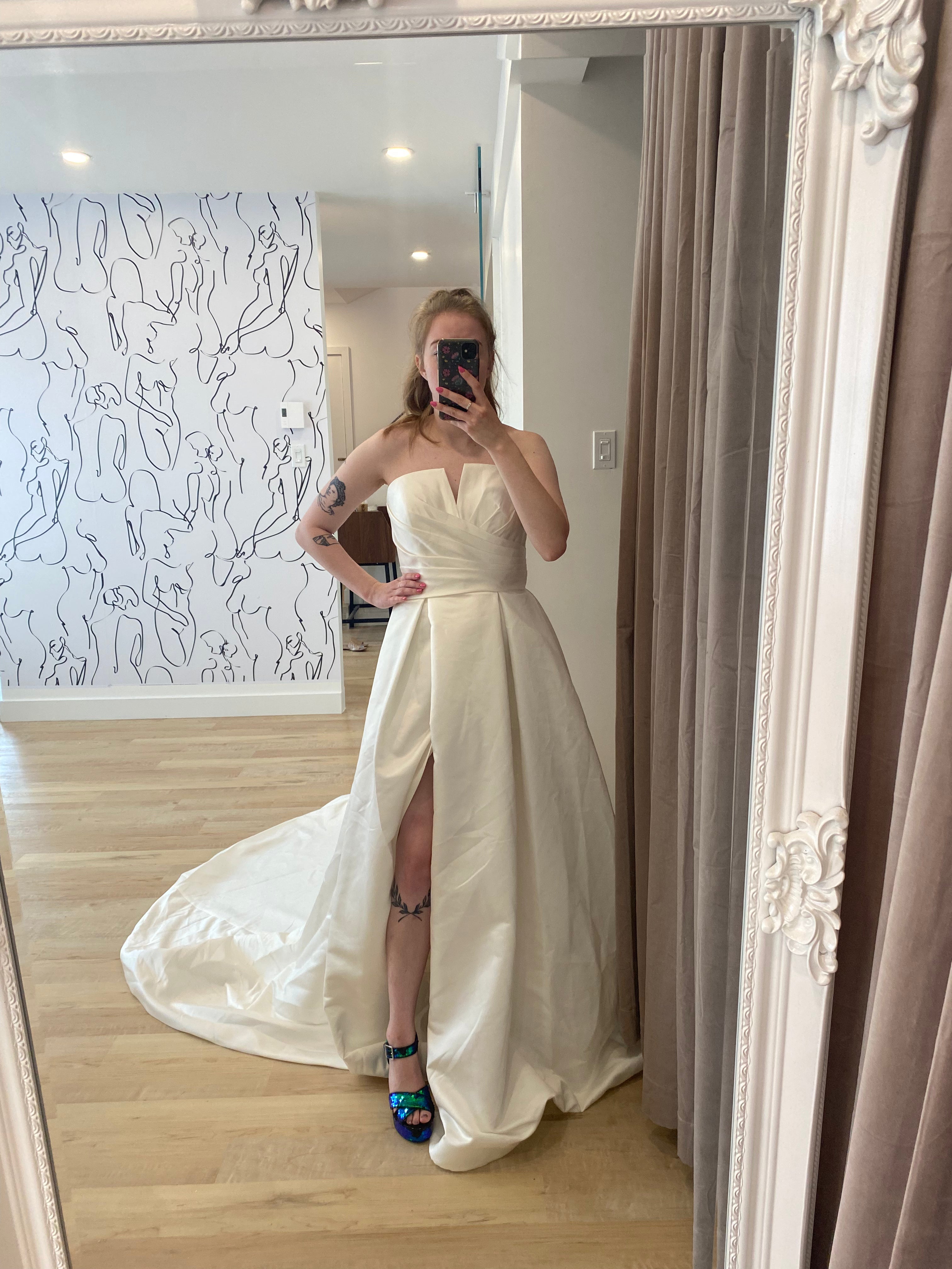 Porsha - robe de mariée moderne et classique à bustier droit avec fente à la jambe Porsha - robe de mariée moderne et classique à bustier droit avec fente à la jambe