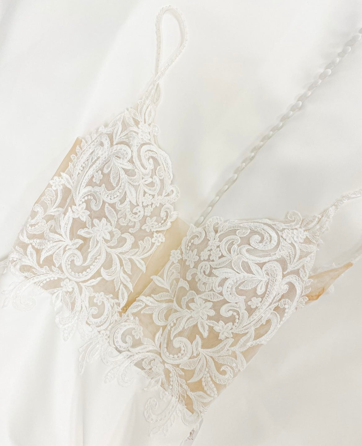 Ranger - robe de mariée classique à décolleté plongeant illusion en dentelle et jupe en satin mât avec poches Ranger - robe de mariée classique à décolleté plongeant illusion en dentelle et jupe en satin mât avec poches