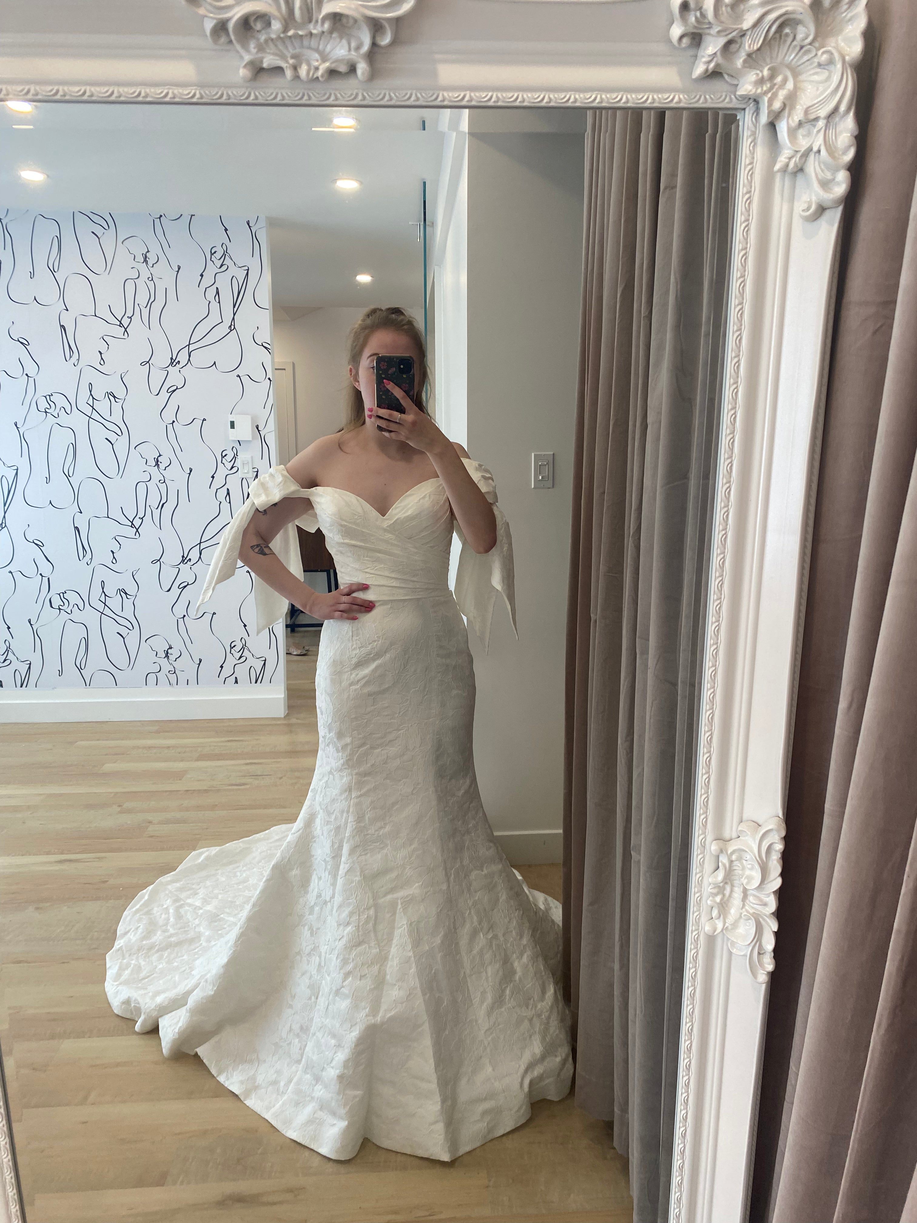 Gabana - robe de mariée haut de gamme ajustée en brocade avec boucles off shoulders Gabana - robe de mariée haut de gamme ajustée en brocade avec boucles off shoulders