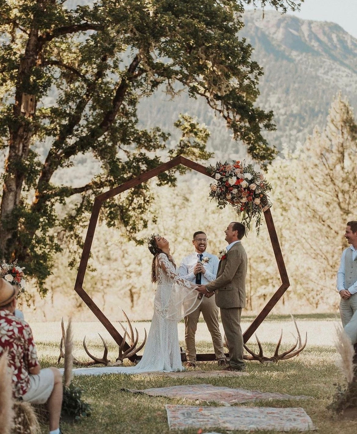 Wilson - robe de mariée boho ajustée en dentelle avec manches cloches en tulle léger et dos ouvert Wilson - robe de mariée boho ajustée en dentelle avec manches cloches en tulle léger et dos ouvert