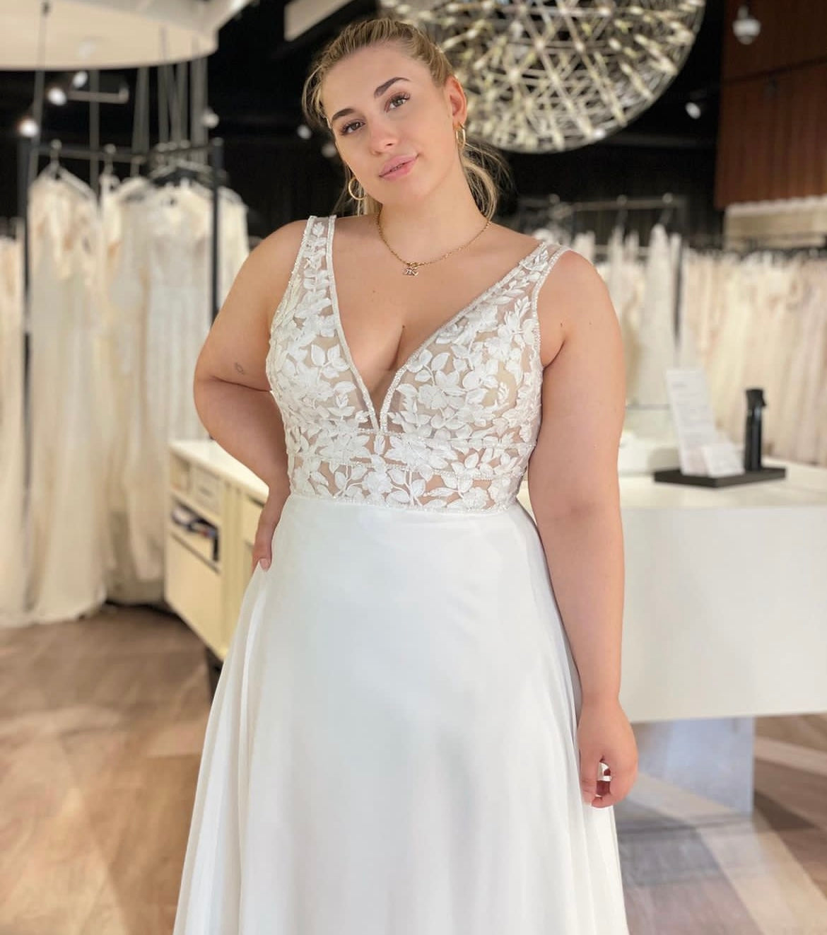 Molly *échantillon taille 26* - robe de mariée sans manches avec haut en V en dentelle de coton, jupe de chiffon et taille marquée Molly *échantillon taille 26* - robe de mariée sans manches avec haut en V en dentelle de coton, jupe de chiffon et taille marquée