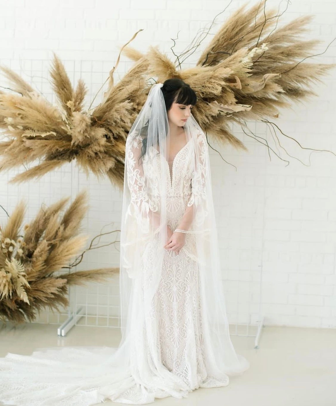 Wilson - robe de mariée boho ajustée en dentelle avec manches cloches en tulle léger et dos ouvert Wilson - robe de mariée boho ajustée en dentelle avec manches cloches en tulle léger et dos ouvert