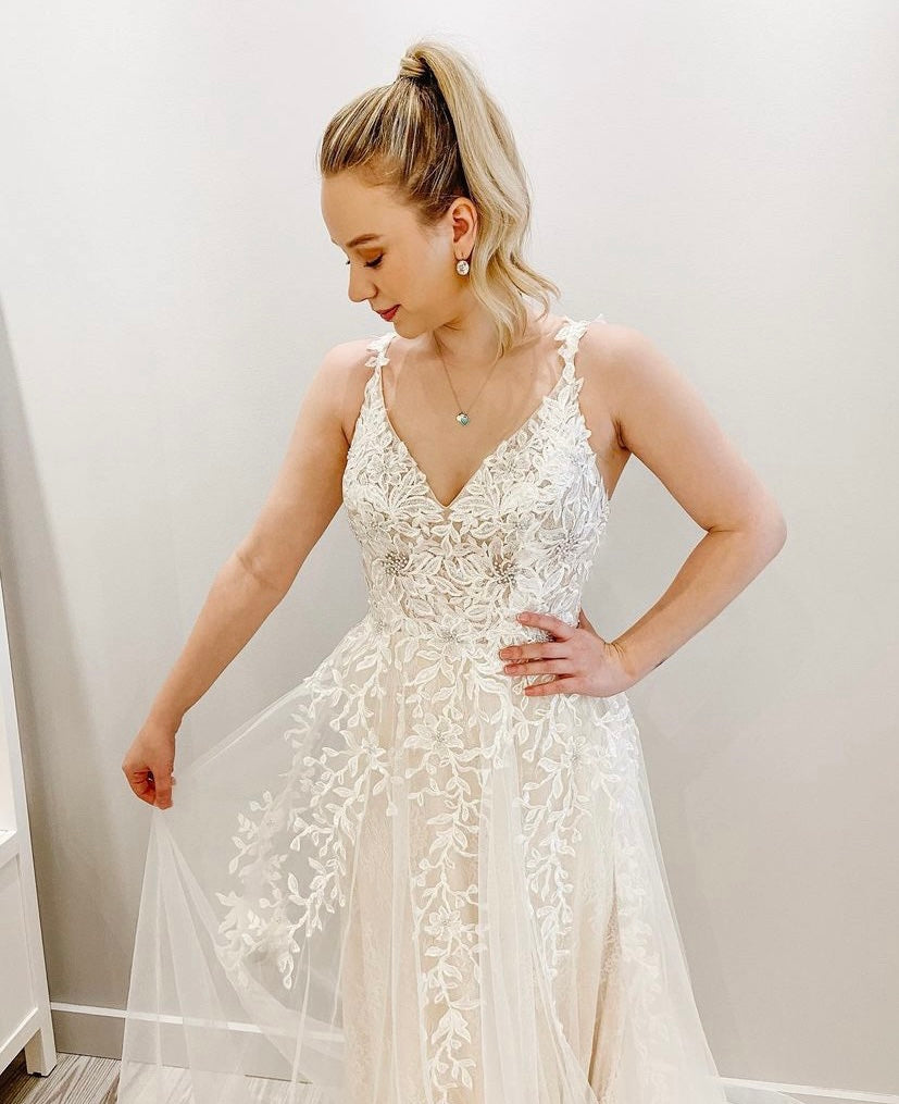 River *échantillon taille 8* - robe de mariée ligne A avec bretelles en dentelle River *échantillon taille 8* - robe de mariée ligne A avec bretelles en dentelle