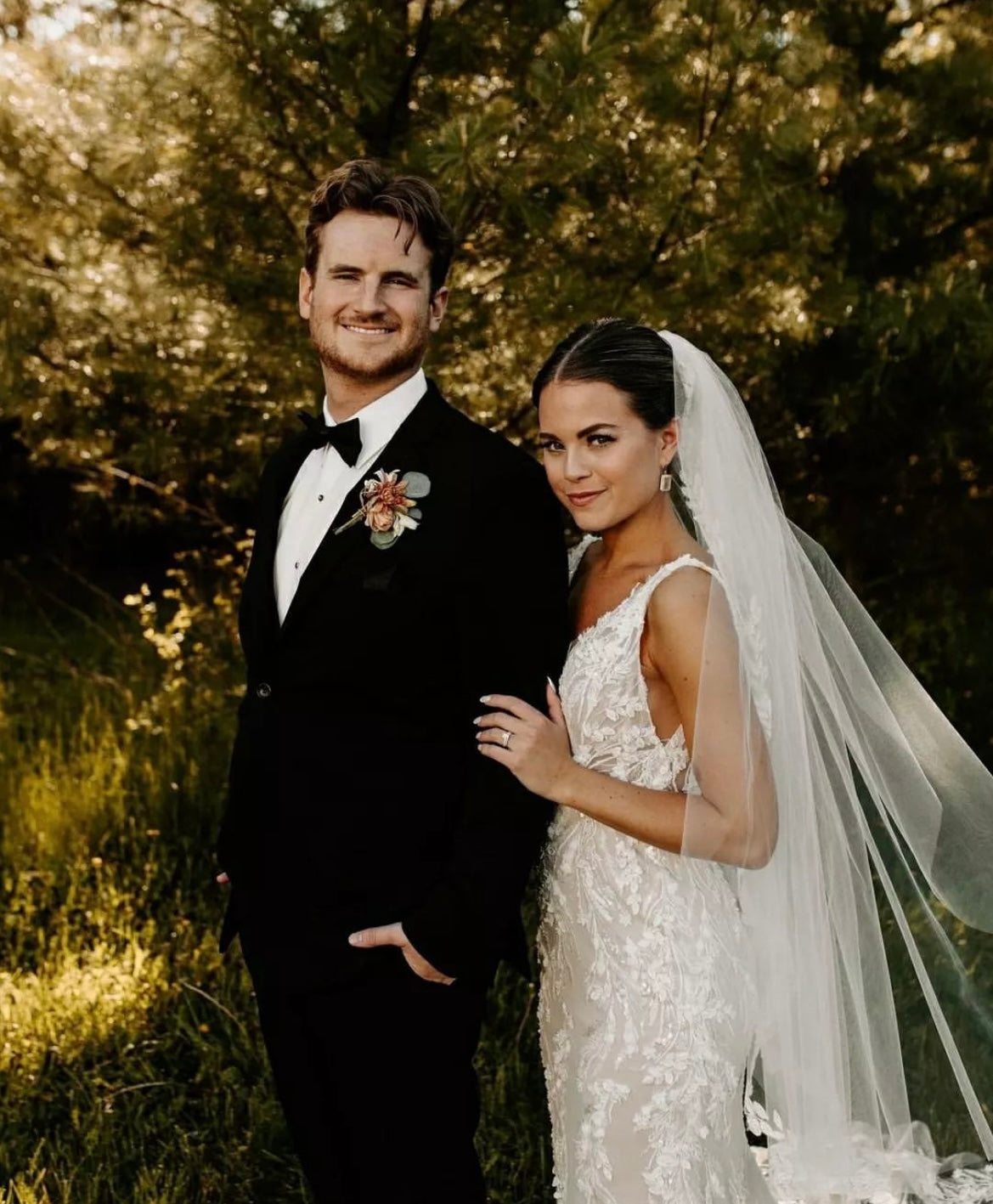 Xena - robe à coupe ajustée à dentelle perlée luxueuse et dos dénudé, avec boucles amovibles Xena - robe à coupe ajustée à dentelle perlée luxueuse et dos dénudé, avec boucles amovibles