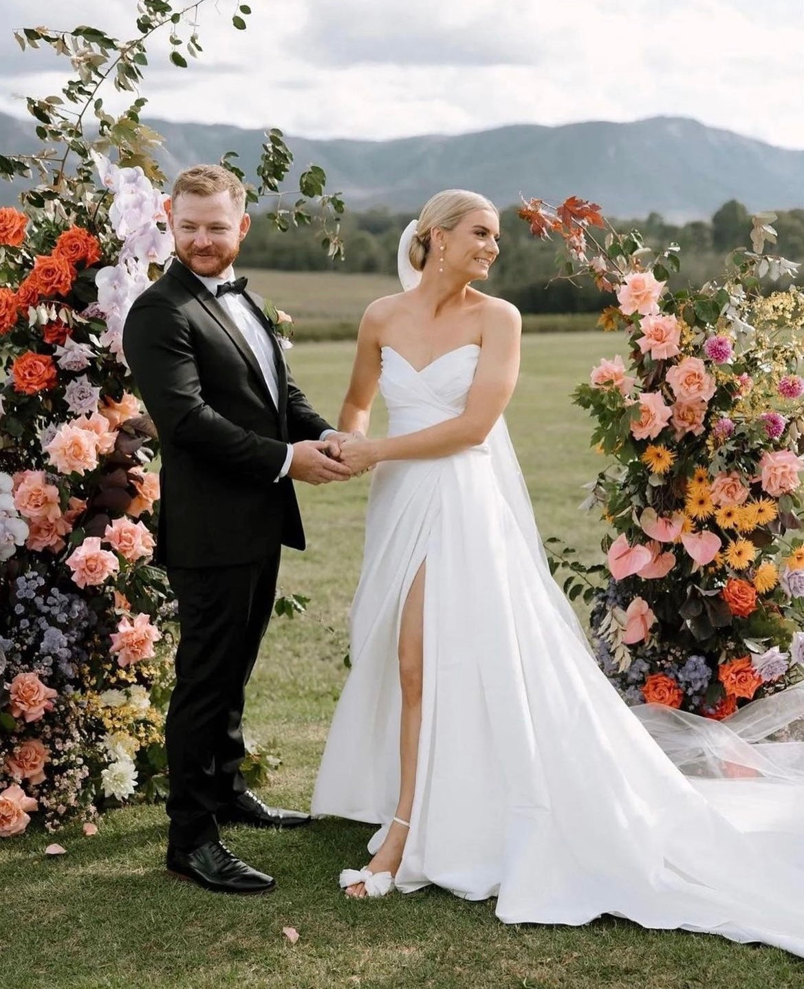 Watson - robe de mariée moderne et classique à bustier en coeur et fente dramatique à la jambe Watson - robe de mariée moderne et classique à bustier en coeur et fente dramatique à la jambe