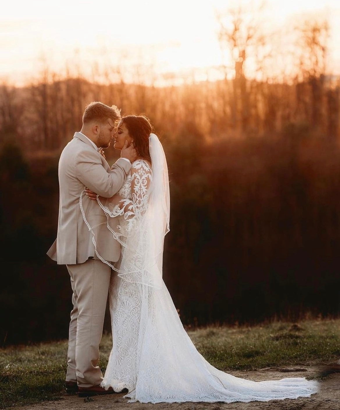 Wilson - robe de mariée boho ajustée en dentelle avec manches cloches en tulle léger et dos ouvert Wilson - robe de mariée boho ajustée en dentelle avec manches cloches en tulle léger et dos ouvert