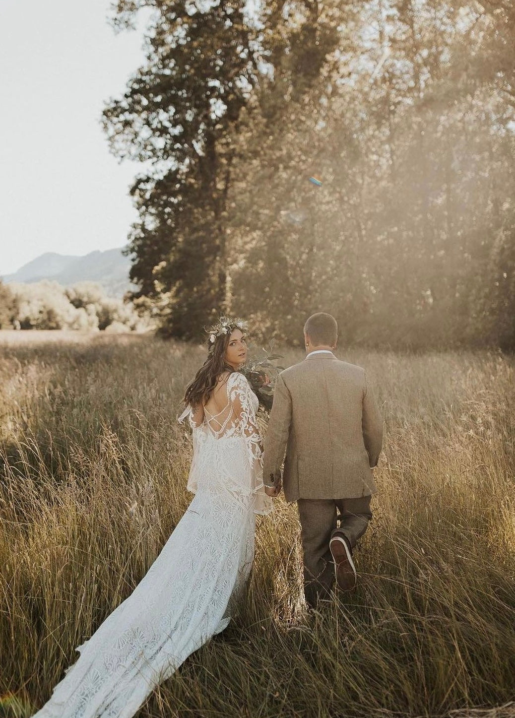 Wilson - robe de mariée boho ajustée en dentelle avec manches cloches en tulle léger et dos ouvert Wilson - robe de mariée boho ajustée en dentelle avec manches cloches en tulle léger et dos ouvert