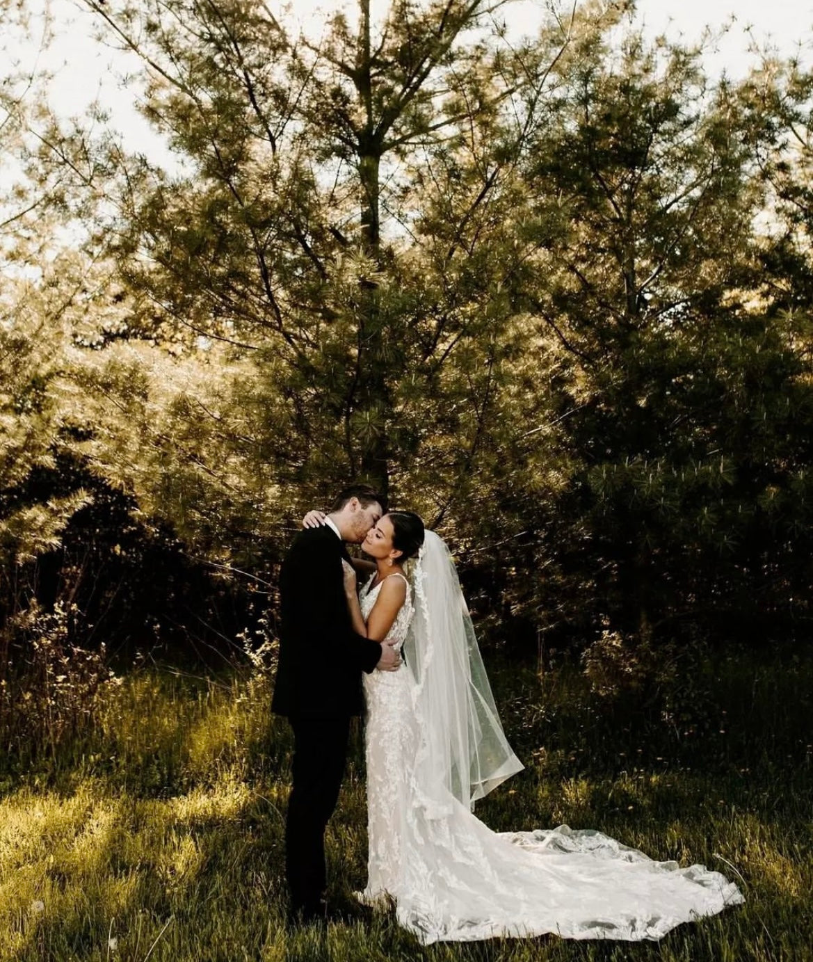 Xena - robe à coupe ajustée à dentelle perlée luxueuse et dos dénudé, avec boucles amovibles Xena - robe à coupe ajustée à dentelle perlée luxueuse et dos dénudé, avec boucles amovibles