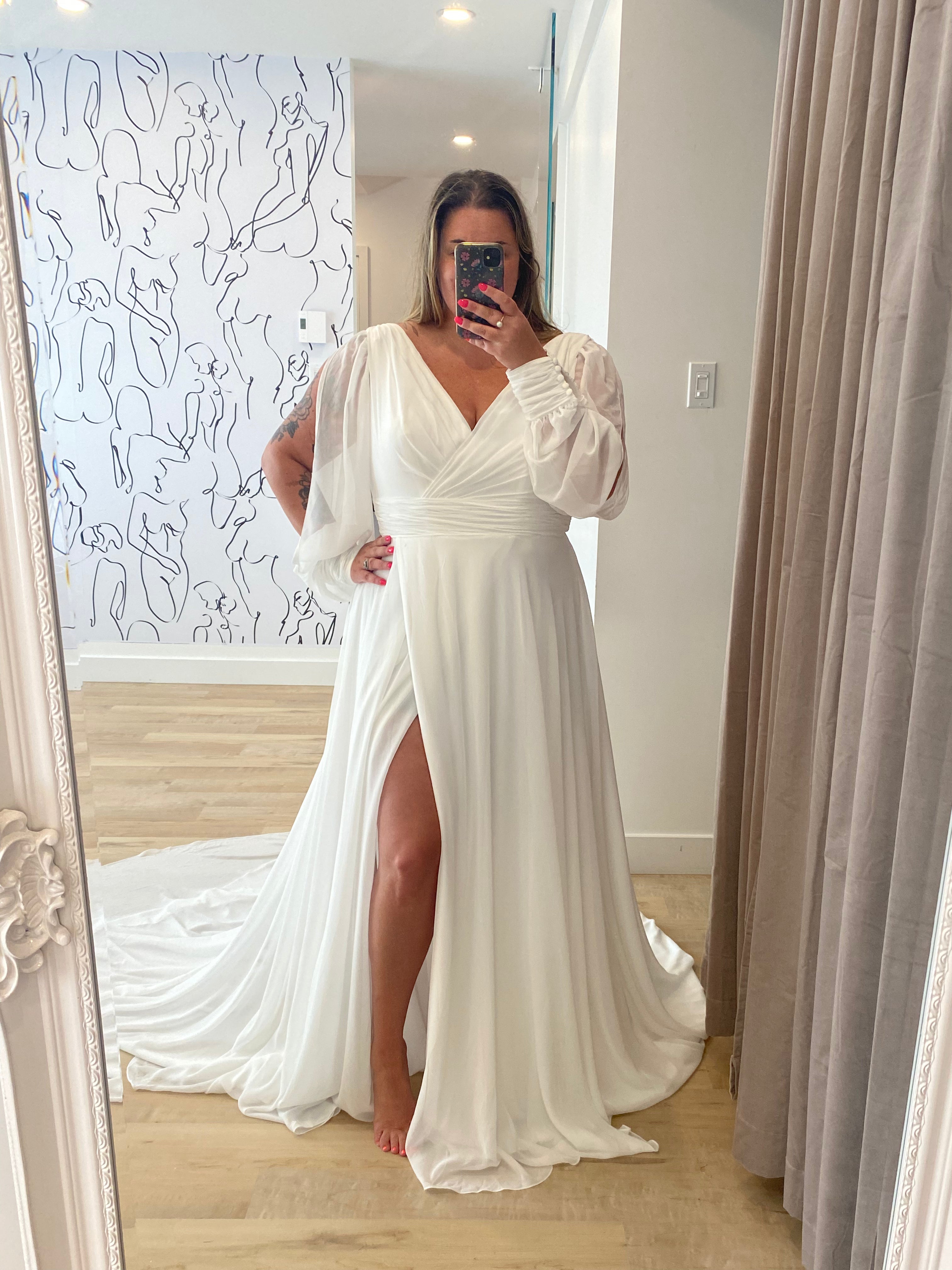 Kate *taille plus* - robe de mariée moderne ligne A avec manches bouffantes en chiffon et dos ouvert en V Kate *taille plus* - robe de mariée moderne ligne A avec manches bouffantes en chiffon et dos ouvert en V