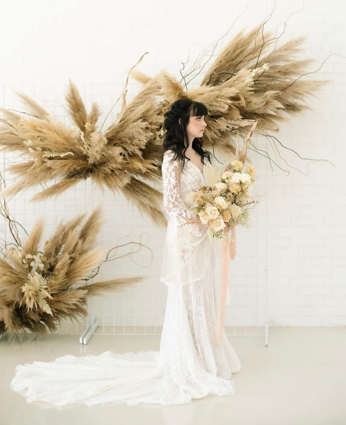 Wilson - robe de mariée boho ajustée en dentelle avec manches cloches en tulle léger et dos ouvert Wilson - robe de mariée boho ajustée en dentelle avec manches cloches en tulle léger et dos ouvert