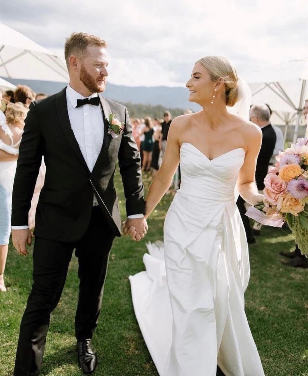 Watson - robe de mariée moderne et classique à bustier en coeur et fente dramatique à la jambe Watson - robe de mariée moderne et classique à bustier en coeur et fente dramatique à la jambe