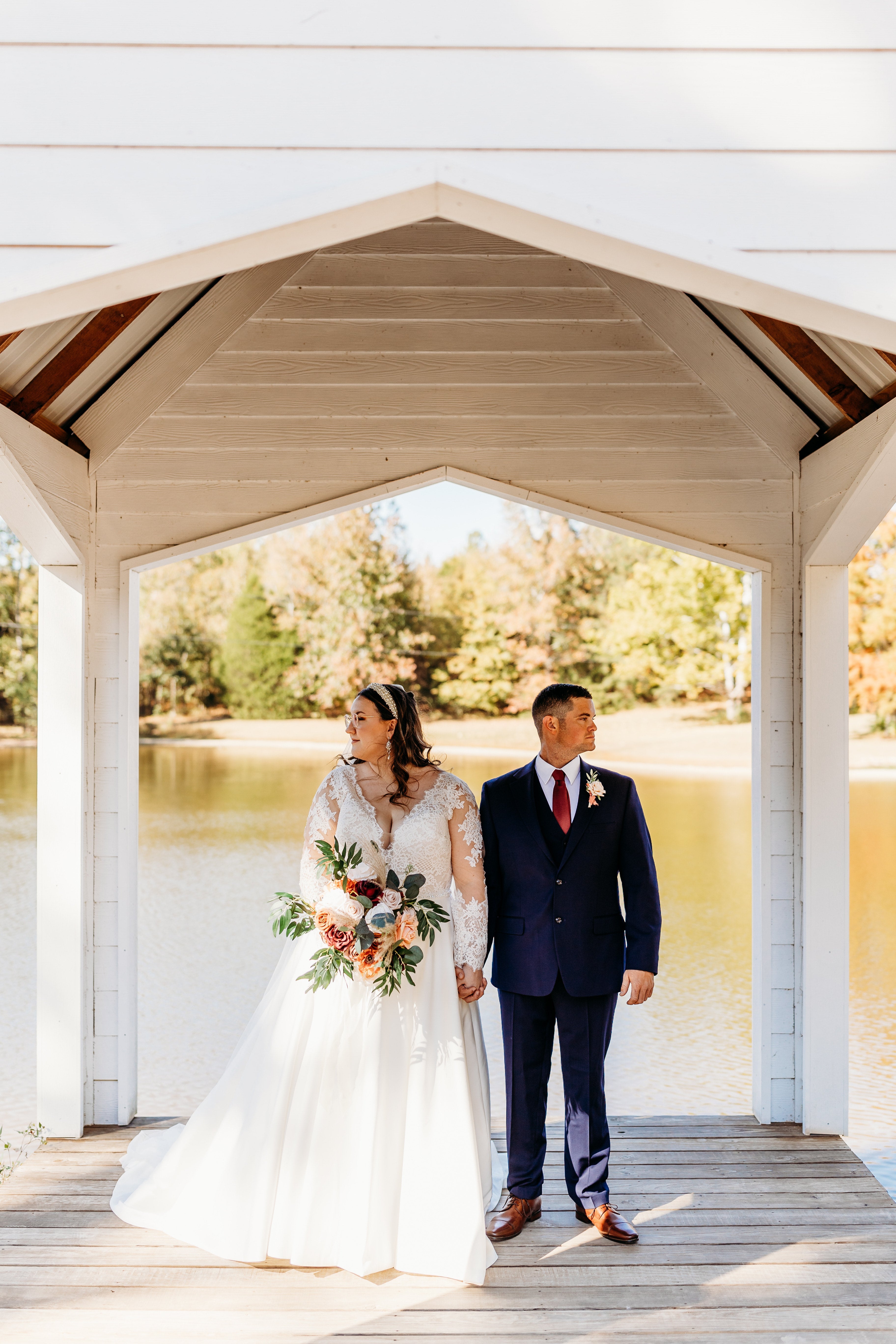 Carlyle *taillle plus* - robe de mariée classique à décolleté plongeant illusion en dentelle et manches longues Carlyle *taillle plus* - robe de mariée classique à décolleté plongeant illusion en dentelle et manches longues