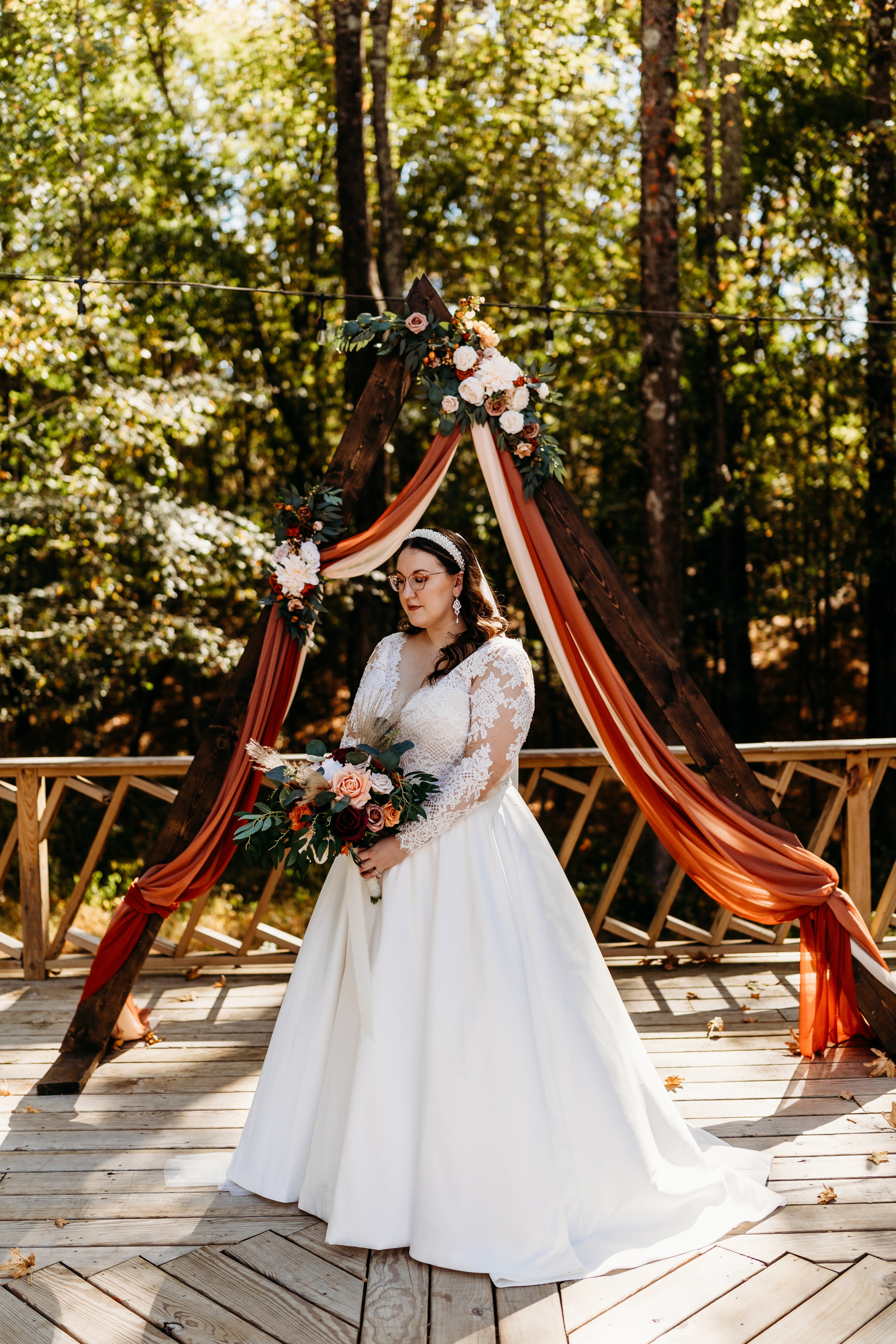 Carlyle - robe de mariée classique à décolleté plongeant illusion en dentelle et manches longues Carlyle - robe de mariée classique à décolleté plongeant illusion en dentelle et manches longues