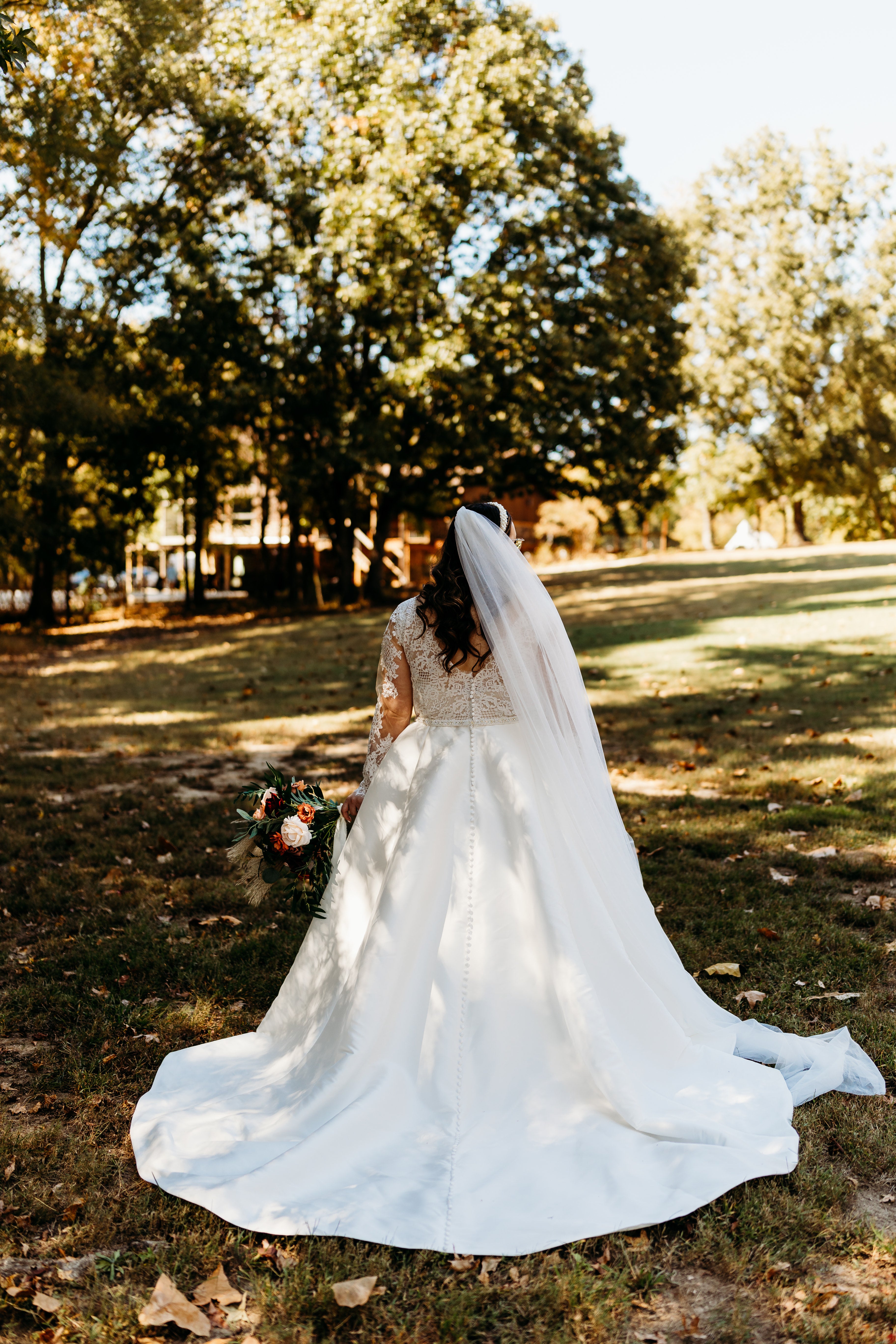 Carlyle - robe de mariée classique à décolleté plongeant illusion en dentelle et manches longues Carlyle - robe de mariée classique à décolleté plongeant illusion en dentelle et manches longues