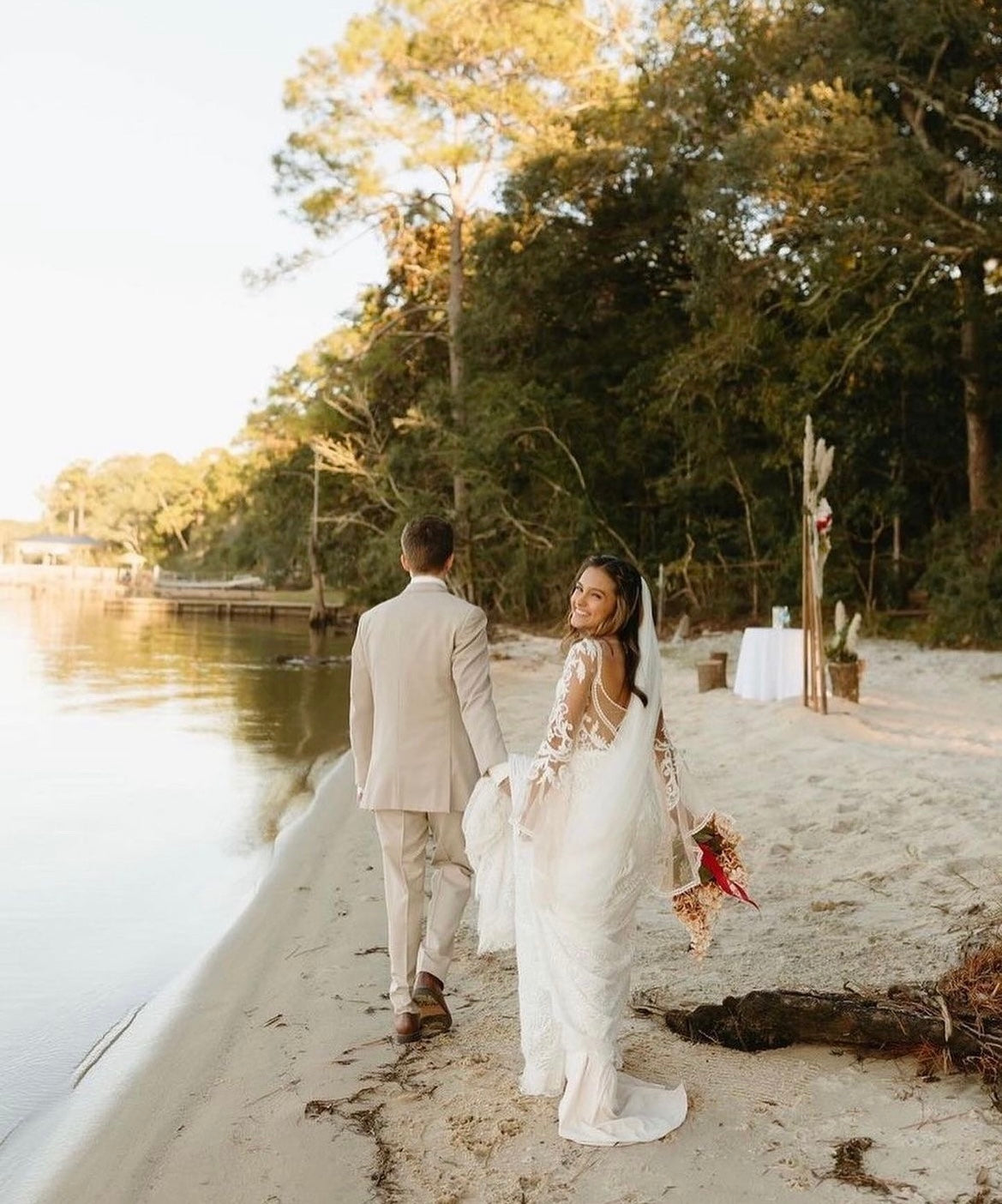 Wilson - robe de mariée boho ajustée en dentelle avec manches cloches en tulle léger et dos ouvert Wilson - robe de mariée boho ajustée en dentelle avec manches cloches en tulle léger et dos ouvert