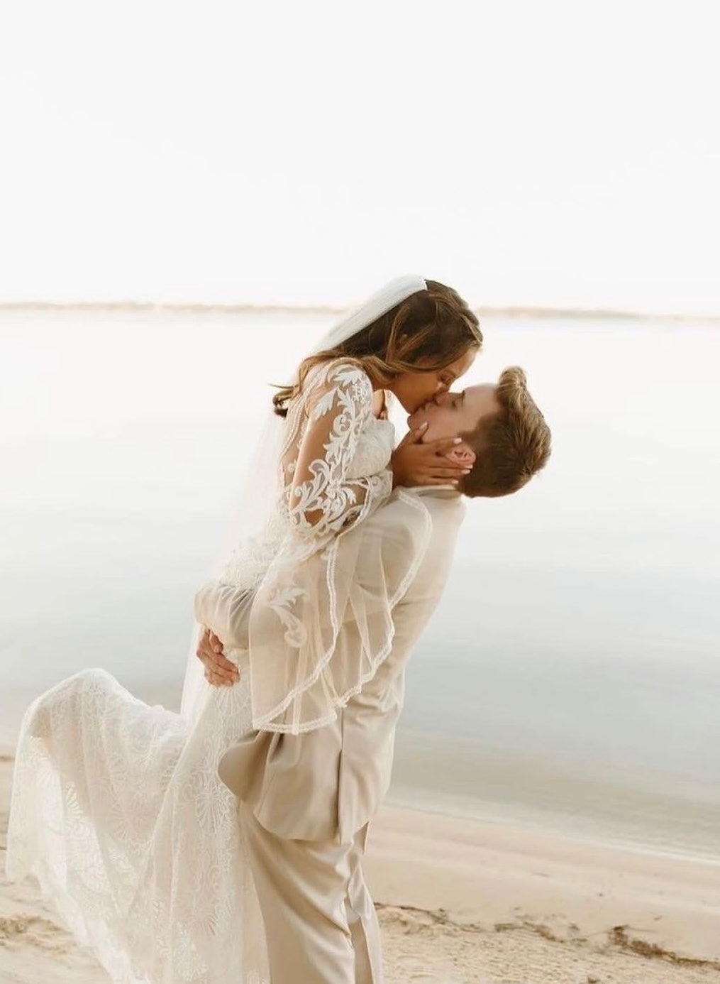 Wilson - robe de mariée boho ajustée en dentelle avec manches cloches en tulle léger et dos ouvert Wilson - robe de mariée boho ajustée en dentelle avec manches cloches en tulle léger et dos ouvert