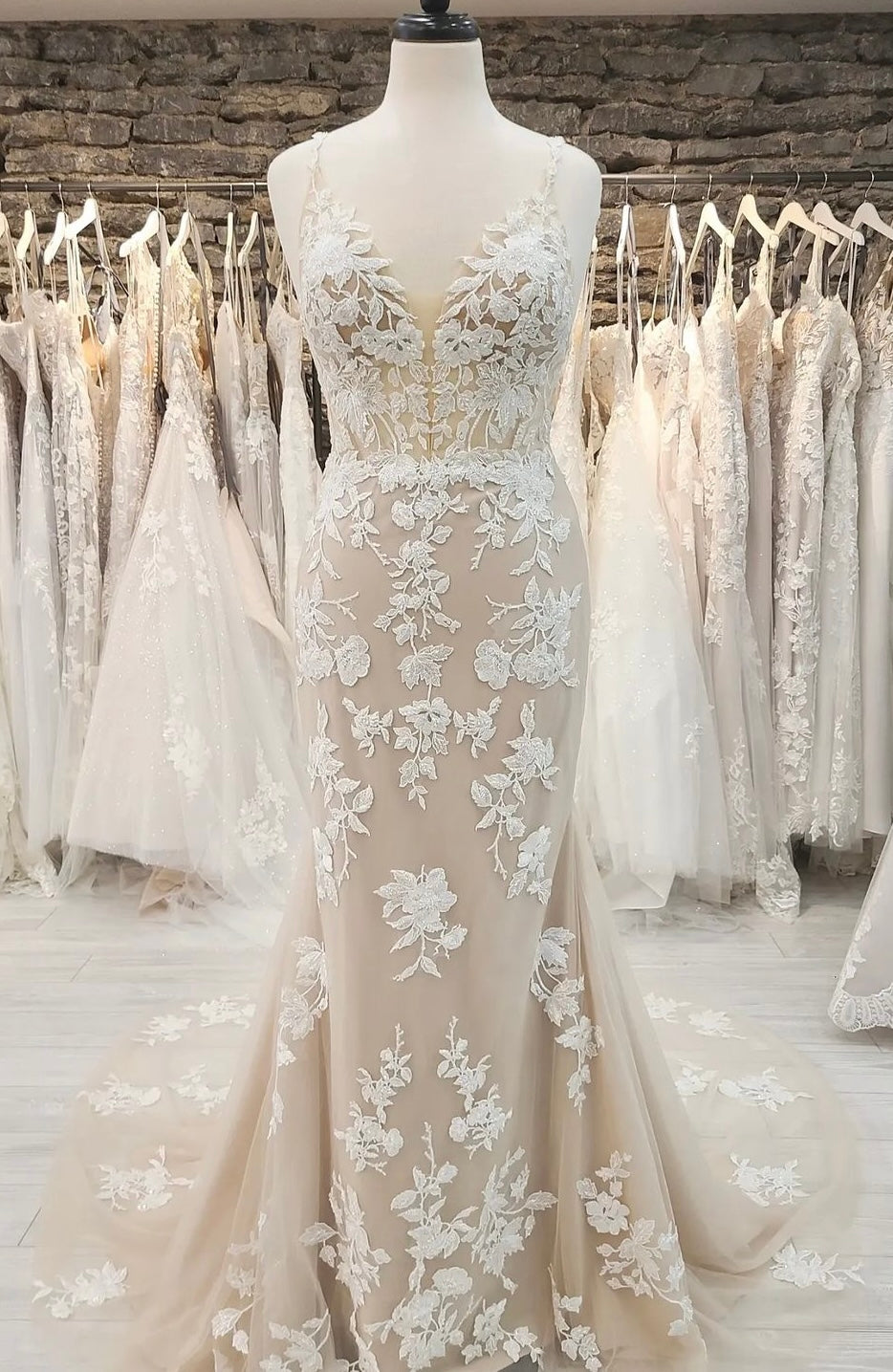 Clyde - robe de mariée ajustée en dentelle extensible à dos dégagé Clyde - robe de mariée ajustée en dentelle extensible à dos dégagé