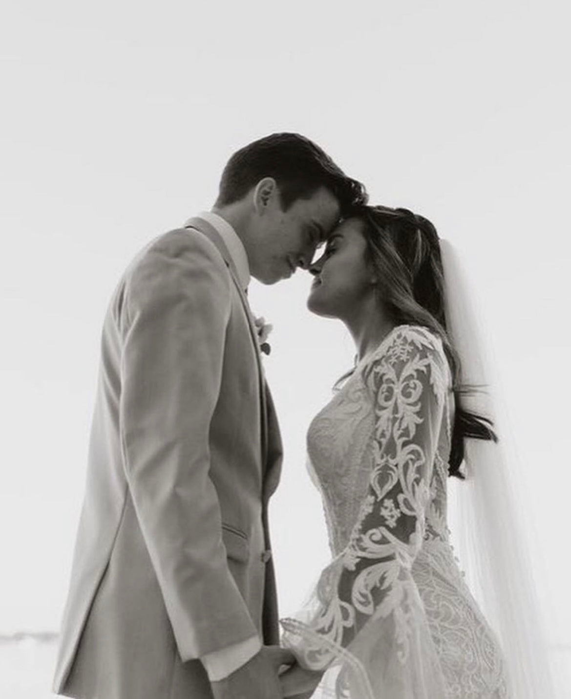 Wilson - robe de mariée boho ajustée en dentelle avec manches cloches en tulle léger et dos ouvert Wilson - robe de mariée boho ajustée en dentelle avec manches cloches en tulle léger et dos ouvert