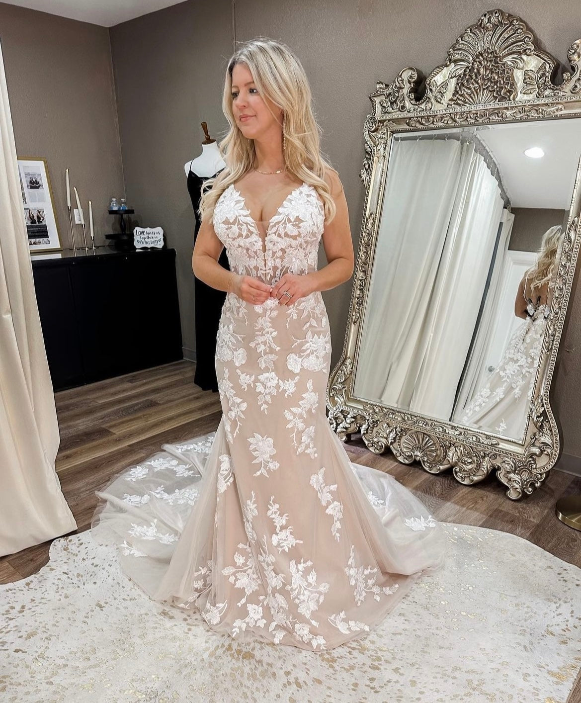 Clyde - robe de mariée ajustée en dentelle extensible à dos dégagé Clyde - robe de mariée ajustée en dentelle extensible à dos dégagé