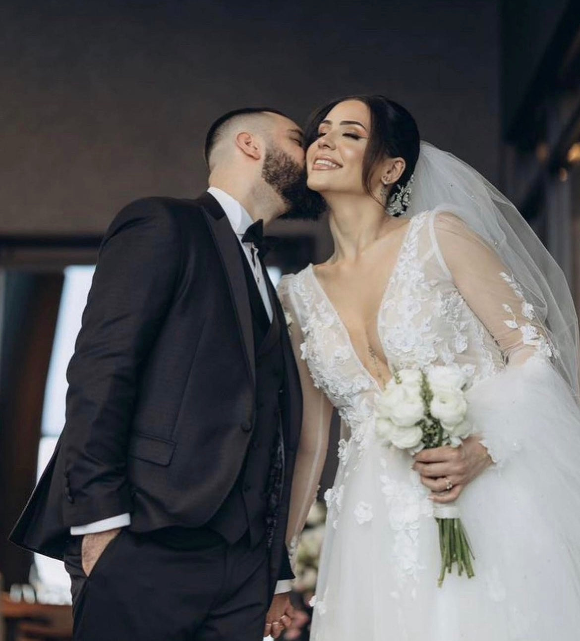 Glynis- robe de mariée en tulle avec dentelle 3D, décolleté plongeant et manches longues Glynis- robe de mariée en tulle avec dentelle 3D, décolleté plongeant et manches longues