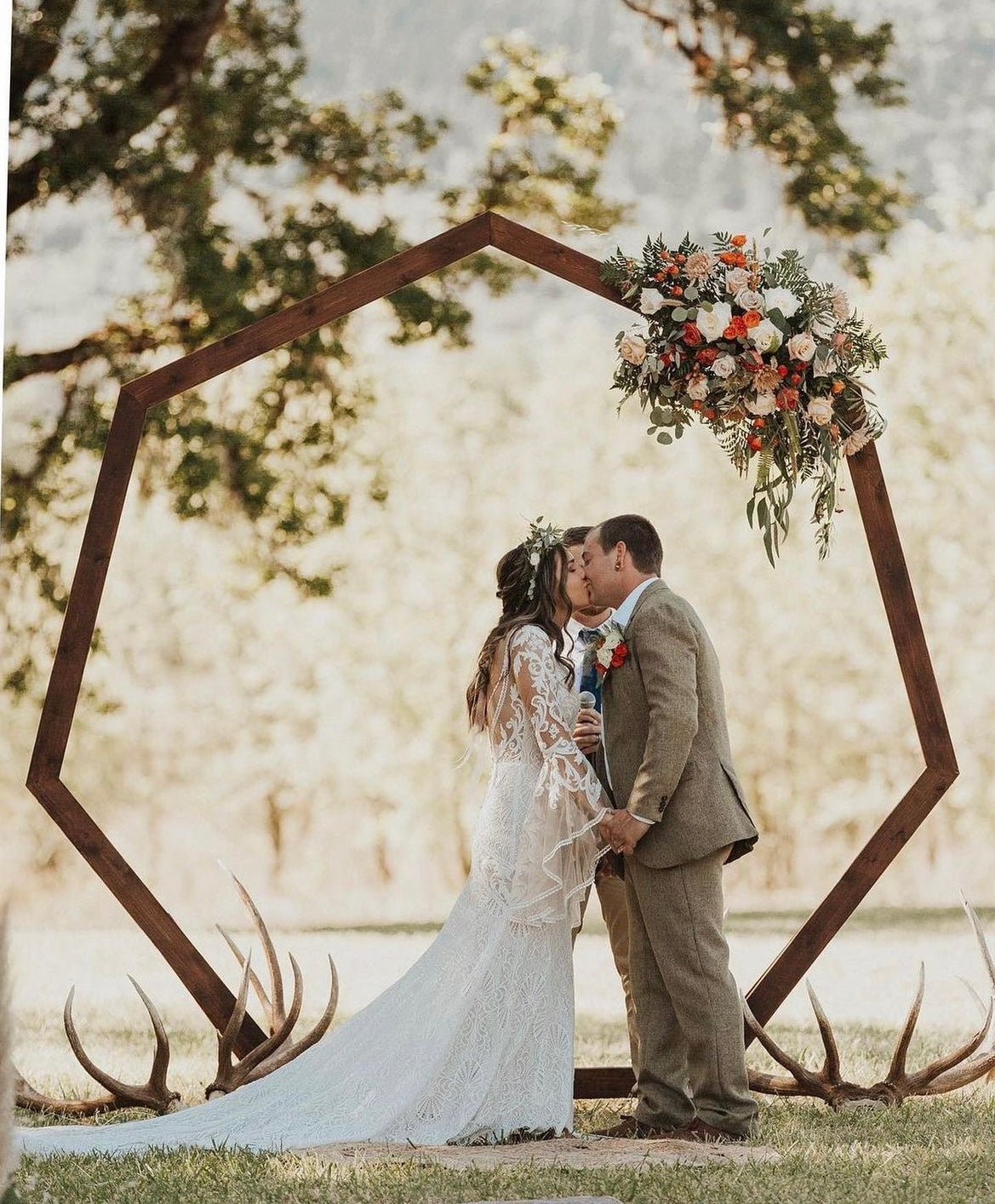 Wilson - robe de mariée boho ajustée en dentelle avec manches cloches en tulle léger et dos ouvert Wilson - robe de mariée boho ajustée en dentelle avec manches cloches en tulle léger et dos ouvert