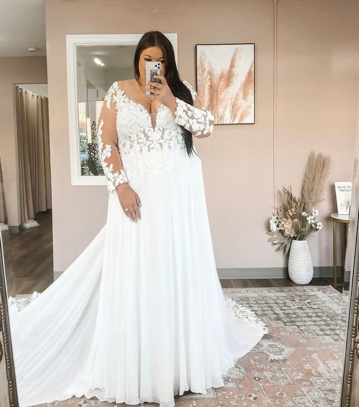 Cassandra *taille plus* - robe de mariée boho avec dentelle de coton et jupe en chiffon avec traîne majestueuse Cassandra *taille plus* - robe de mariée boho avec dentelle de coton et jupe en chiffon avec traîne majestueuse