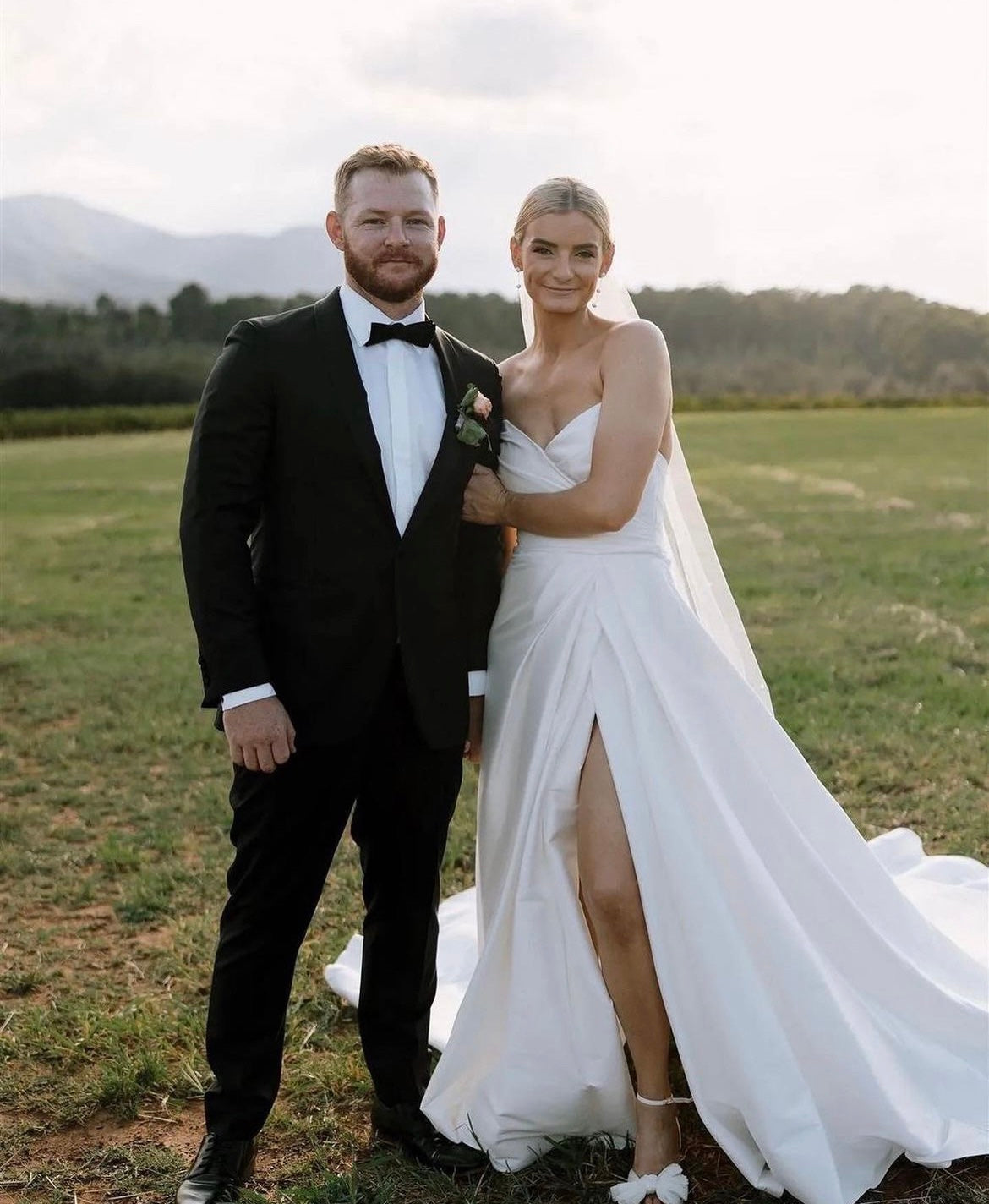 Watson - robe de mariée moderne et classique à bustier en coeur et fente dramatique à la jambe Watson - robe de mariée moderne et classique à bustier en coeur et fente dramatique à la jambe