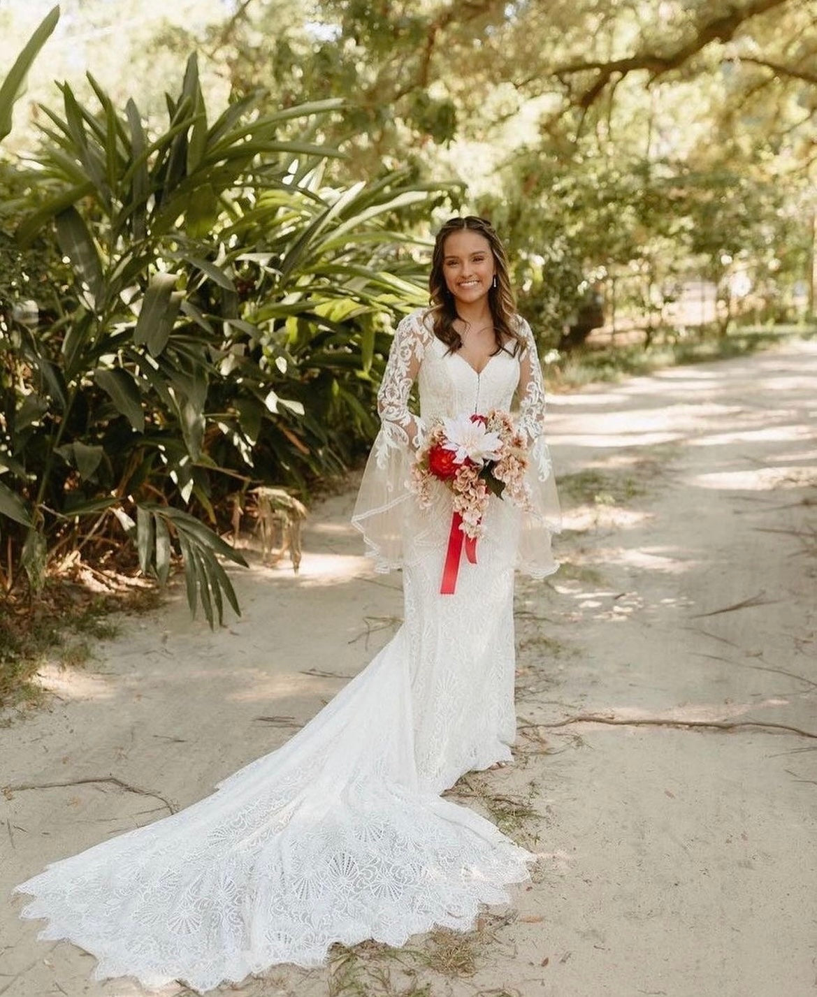 Wilson - robe de mariée boho ajustée en dentelle avec manches cloches en tulle léger et dos ouvert Wilson - robe de mariée boho ajustée en dentelle avec manches cloches en tulle léger et dos ouvert