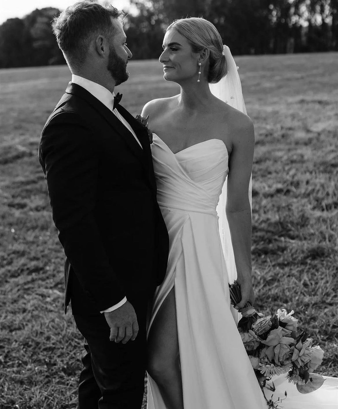 Watson - robe de mariée moderne et classique à bustier en coeur et fente dramatique à la jambe Watson - robe de mariée moderne et classique à bustier en coeur et fente dramatique à la jambe