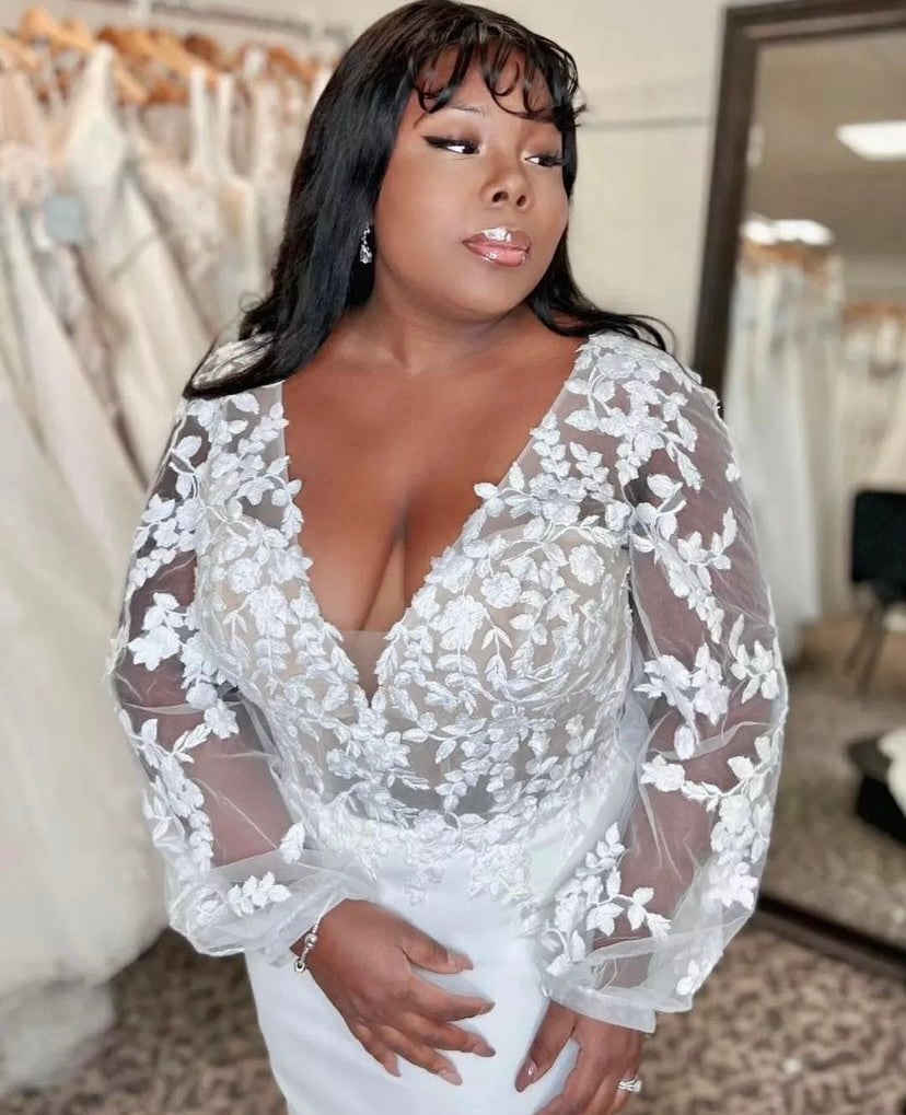 Bella *taille plus* - robe de mariée boho moderne avec dentelle de coton et jupe en crêpe satinée ajustée, manches longues bouffantes Bella *taille plus* - robe de mariée boho moderne avec dentelle de coton et jupe en crêpe satinée ajustée, manches longues bouffantes