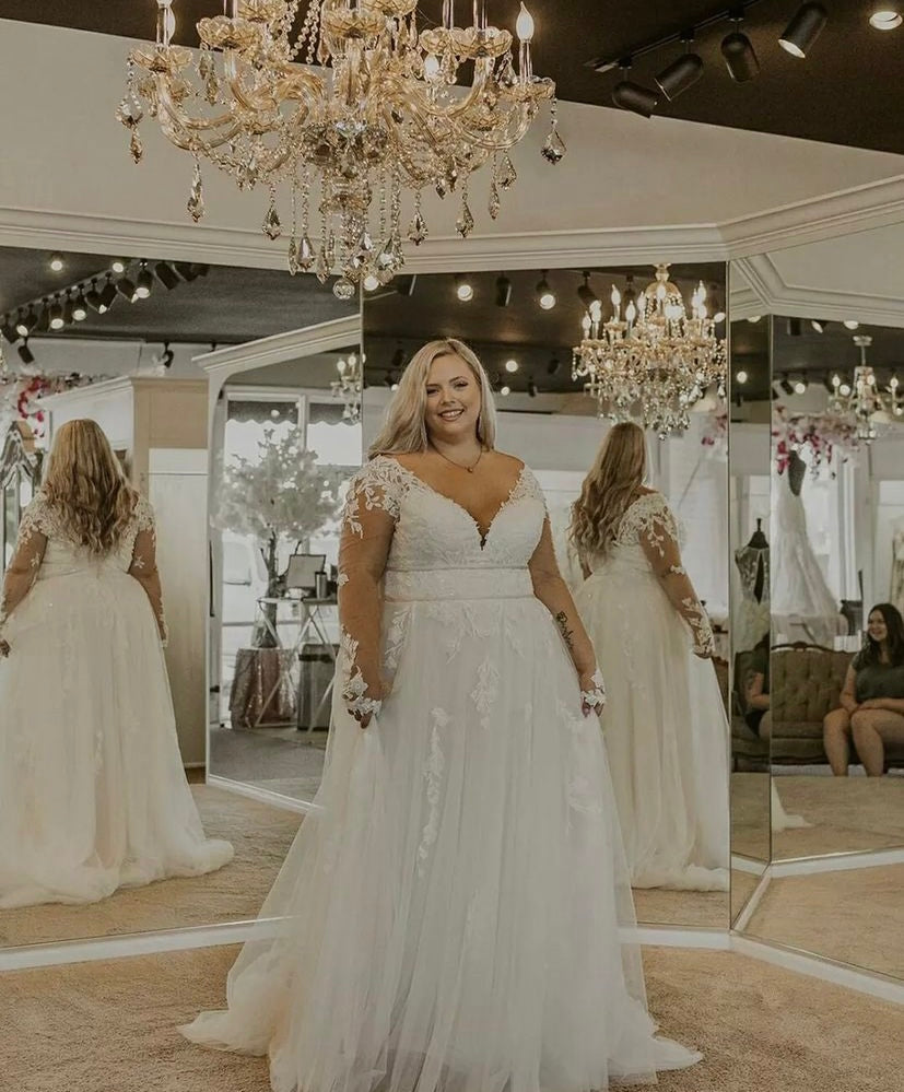Cayla *échantillon taille 24* - robe de mariée boho en tulle à manches longues avec taille cintrée et dentelle d’inspiration végétale Cayla *échantillon taille 24* - robe de mariée boho en tulle à manches longues avec taille cintrée et dentelle d’inspiration végétale