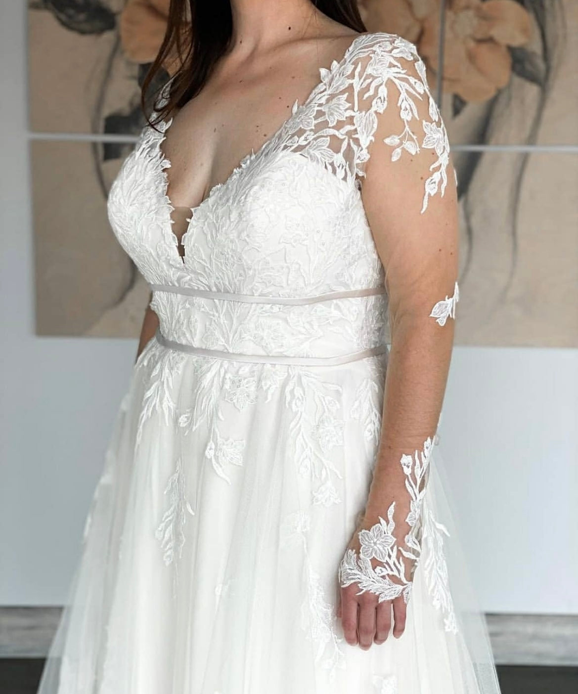 Cayla *échantillon taille 24* - robe de mariée boho en tulle à manches longues avec taille cintrée et dentelle d’inspiration végétale Cayla *échantillon taille 24* - robe de mariée boho en tulle à manches longues avec taille cintrée et dentelle d’inspiration végétale