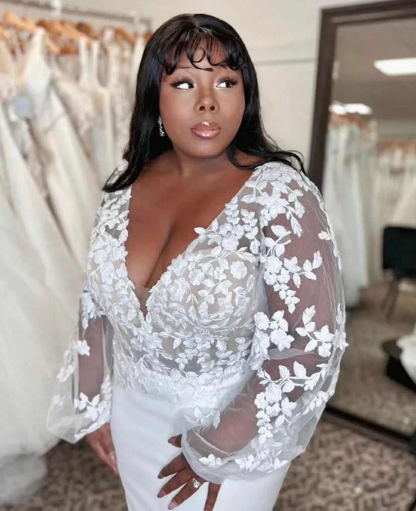 Bella *taille plus* - robe de mariée boho moderne avec dentelle de coton et jupe en crêpe satinée ajustée, manches longues bouffantes Bella *taille plus* - robe de mariée boho moderne avec dentelle de coton et jupe en crêpe satinée ajustée, manches longues bouffantes