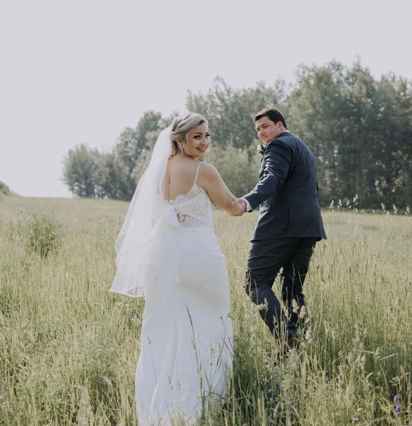 Mauricia *échantillon taille 14*- robe de mariée de coupe ajustée sans manches en crêpe avec dos noué Mauricia *échantillon taille 14*- robe de mariée de coupe ajustée sans manches en crêpe avec dos noué